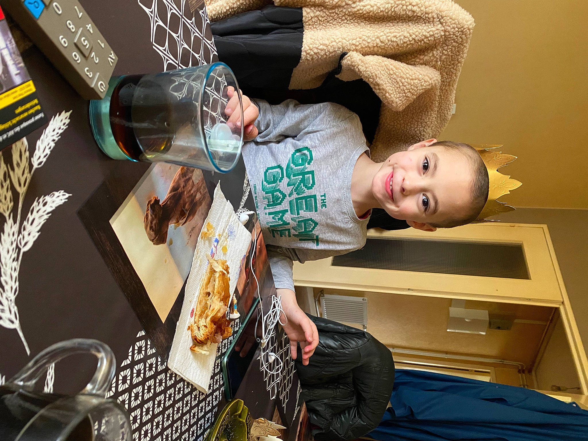 Lauris participe au concours pour gagner de l'argent avec cette photo : bag, beer, cooking, distilled_beverage, drink, eyewear, fashion_accessory, fashion_design, flash_photography, font, fun, happy, joy, luggage_and_bags, person, room, sitting, t_shirt, tableware, wrist