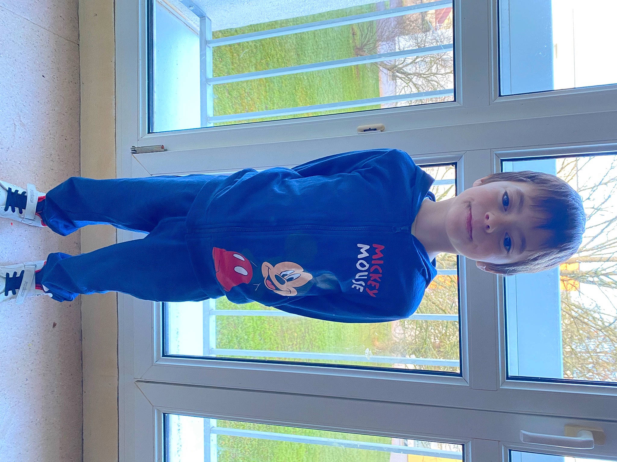 Lauris a rejoint le concours — aidez-le/la à gagner de superbes lots ! azure, baby_toddler_clothing, blue, electric_blue, hat, joy, person, sky, sleeve, smile, sports_uniform, sportswear, t_shirt, toddler, walking_shoe, window