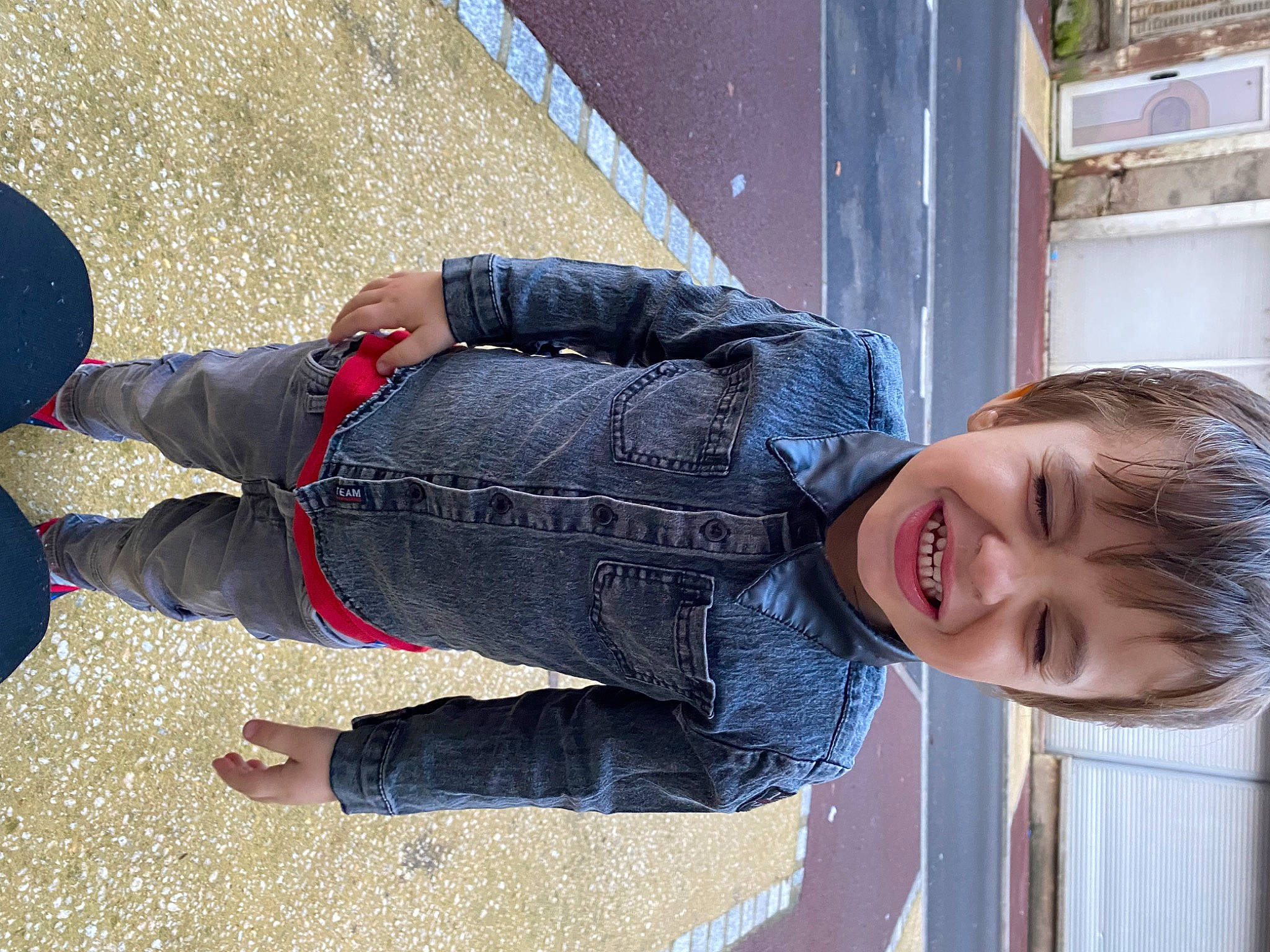 Hayden a rejoint le concours — aidez-le/la à gagner de superbes lots ! child, concrete, denim, electric_blue, fun, happy, joy, leisure, pattern, person, sleeve, smile, toddler, walking_shoe