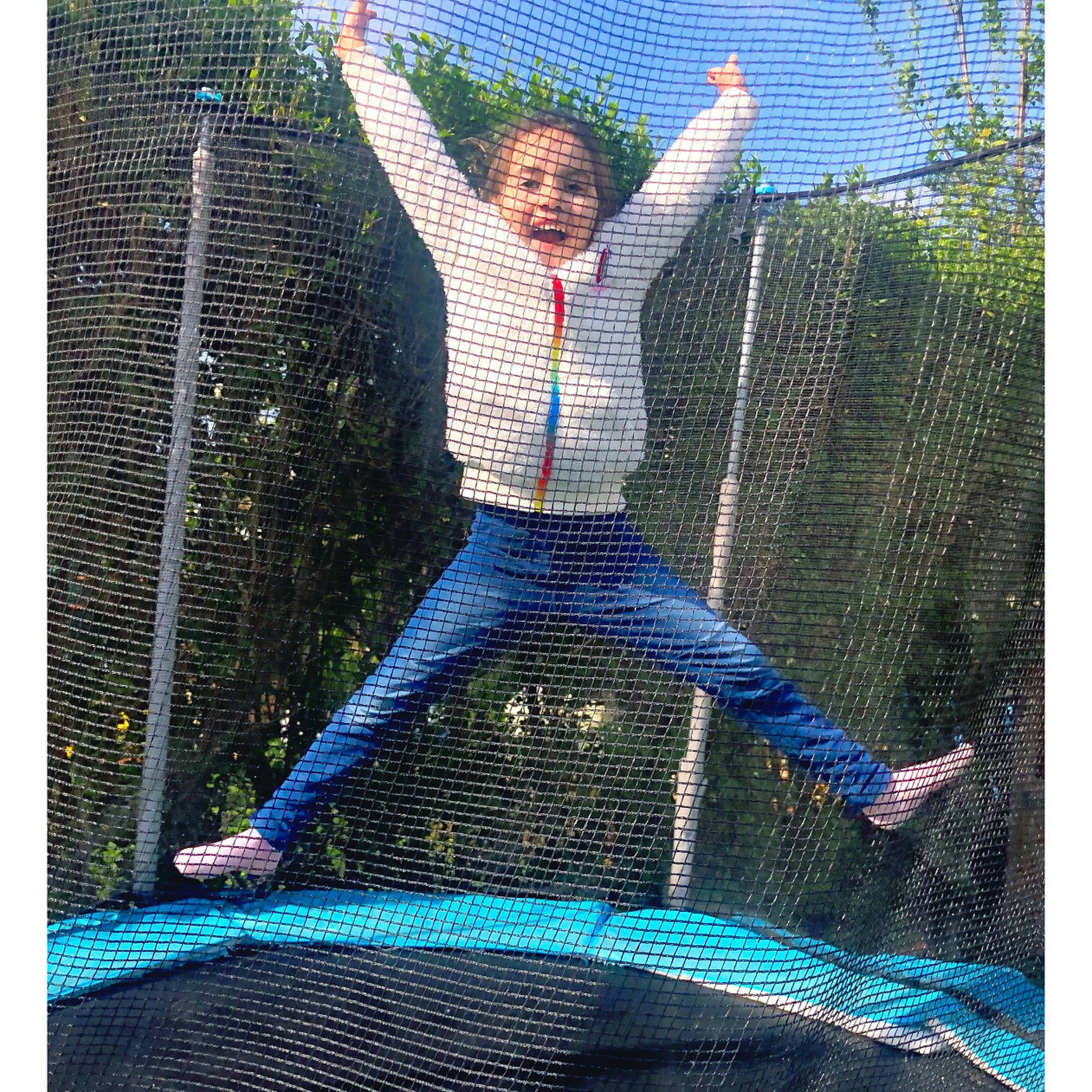 Coline a rejoint le concours — aidez-le/la à gagner de superbes lots ! denim, electric_blue, fun, jeans, jumping, leisure, mesh, net, person, sports_equipment, trampoline, trampolining, trampolining_equipment_and_supplies