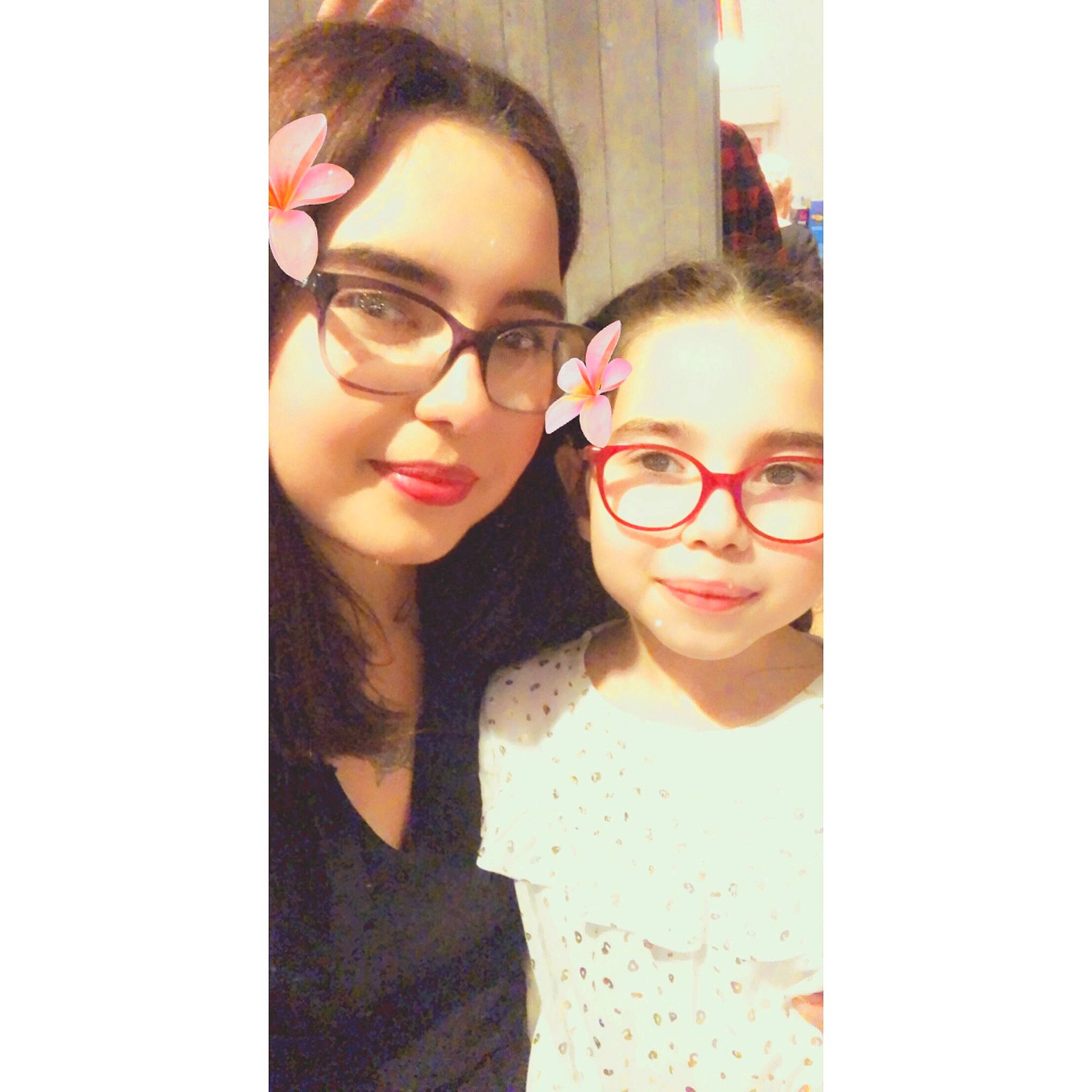 Coline a rejoint le concours — aidez-le/la à gagner de superbes lots ! beauty, cheek, cool, ear, eyebrow, eyewear, face, friendship, glasses, hair, head, joy, lip, love, nose, person, photography, selfie, skin, smile