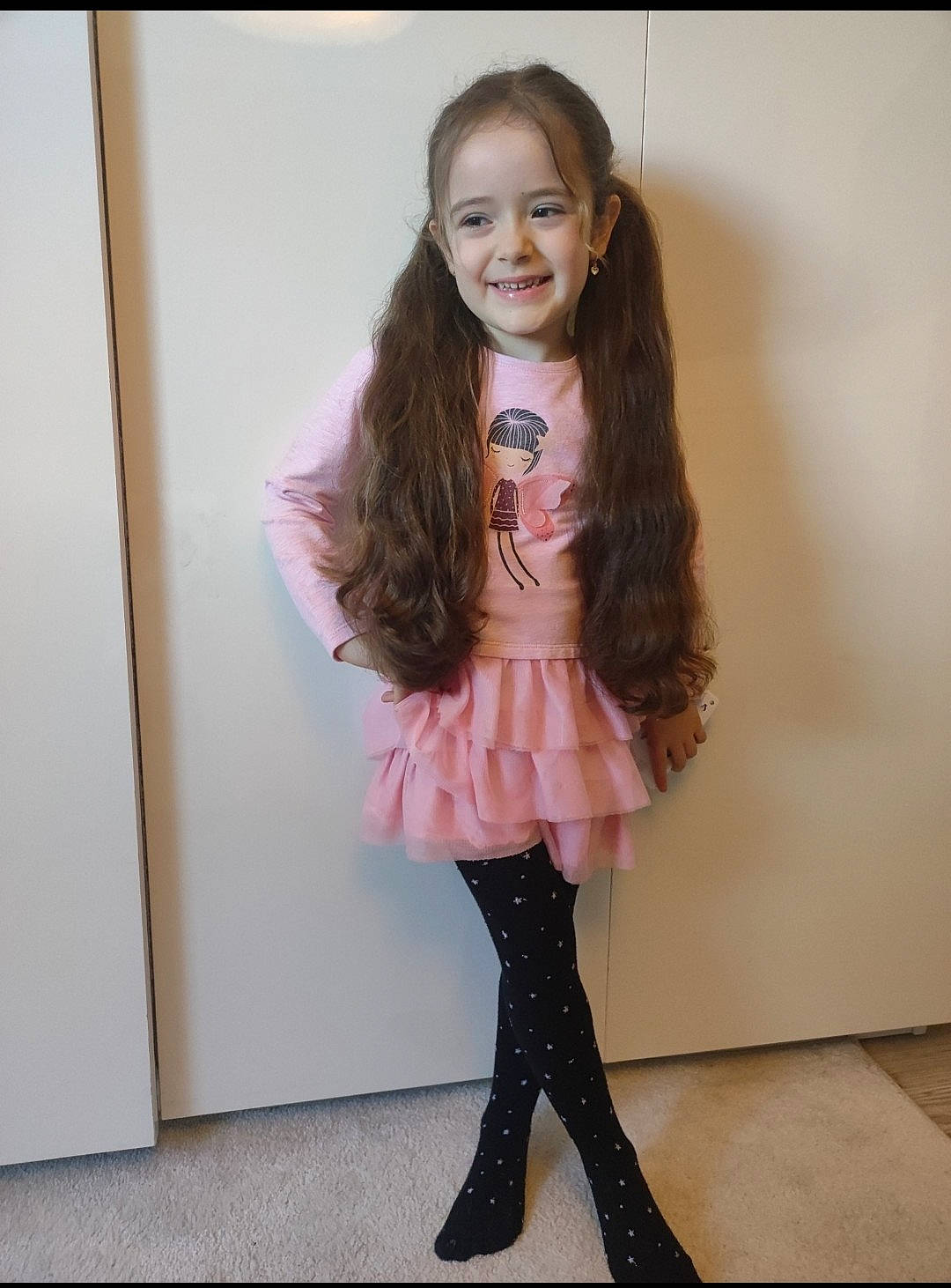 Lyana a rejoint le concours — aidez-le/la à gagner de superbes lots ! fashion_design, hairstyle, human_body, joy, knee, lip, long_hair, neck, outerwear, person, plaid, shoe, shorts, shoulder, sleeve, smile, sportswear, t_shirt, tartan, textile