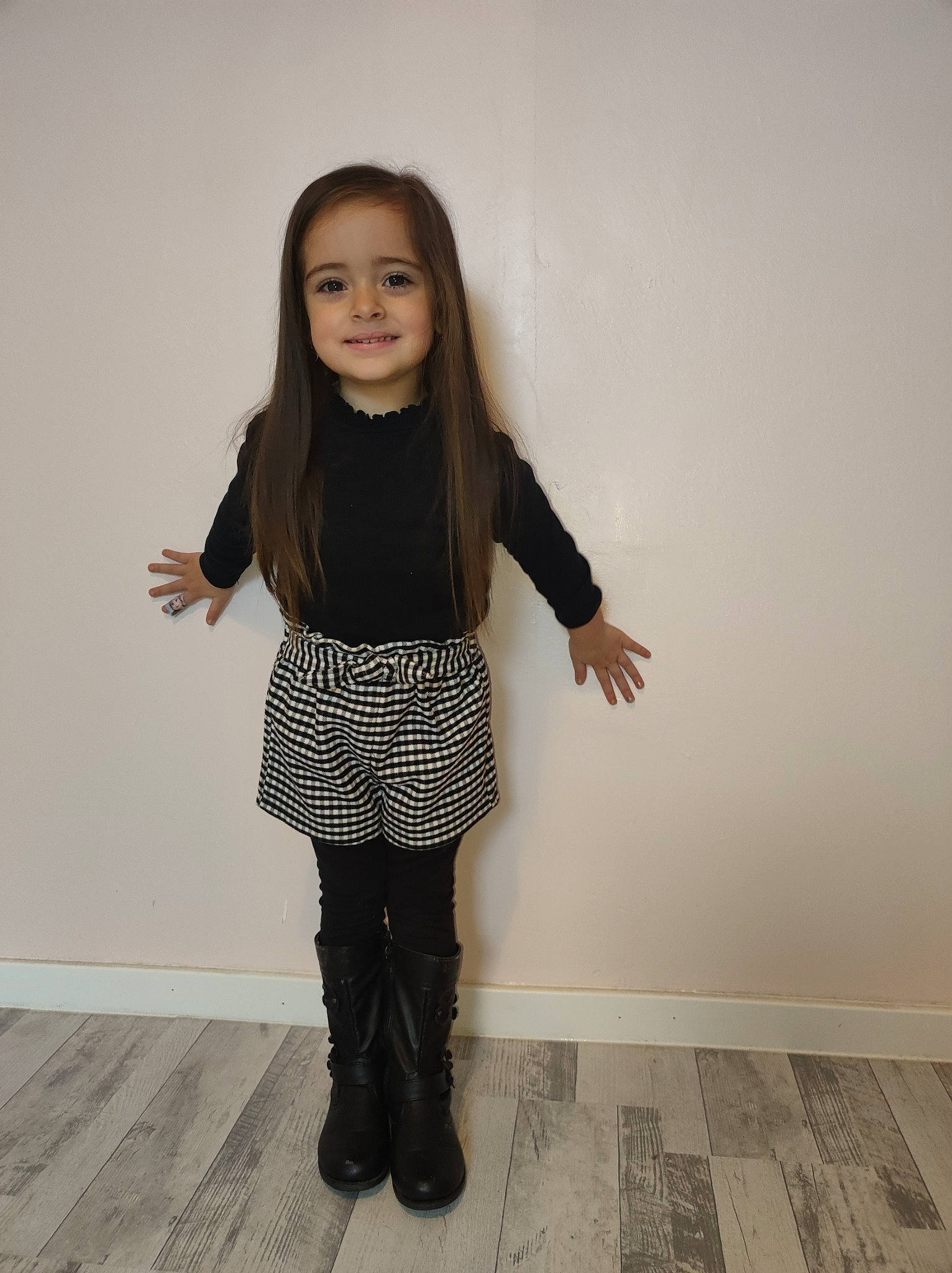 Shana a rejoint le concours — aidez-le/la à gagner de superbes lots ! denim, fashion_design, flash_photography, floor, flooring, gesture, happy, head, human_body, joy, knee, leg, outerwear, person, sleeve, smile, standing, t_shirt, thigh, trunk