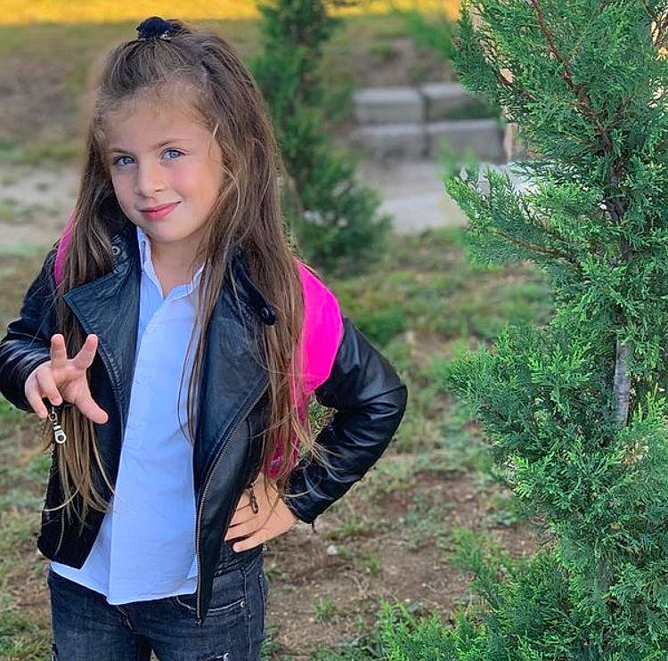 Eva a rejoint le concours — aidez-le/la à gagner de superbes lots ! belt, botany, brown_hair, clothing, denim, electric_blue, fashion_accessory, grass, happy, iris, jacket, jewellery, joy, leisure, long_hair, people_in_nature, person, plant, scarf, smile