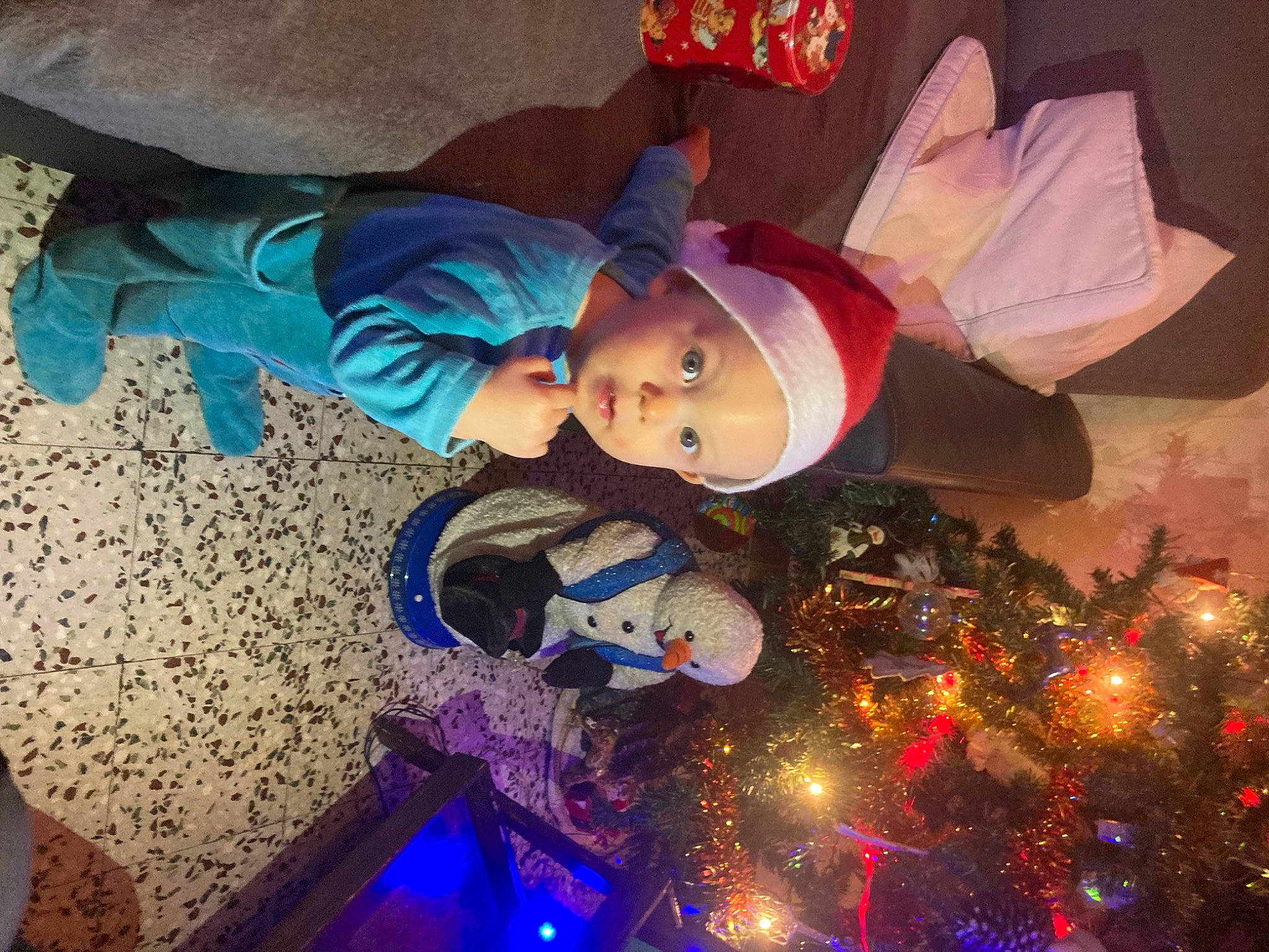 Bastien a rejoint le concours — aidez-le/la à gagner de superbes lots ! carmine, christmas, christmas_decoration, christmas_eve, christmas_ornament, christmas_tree, electric_blue, event, fun, hat, headwear, holiday, holiday_ornament, ornament, person, plant, purple, smile, space, toddler