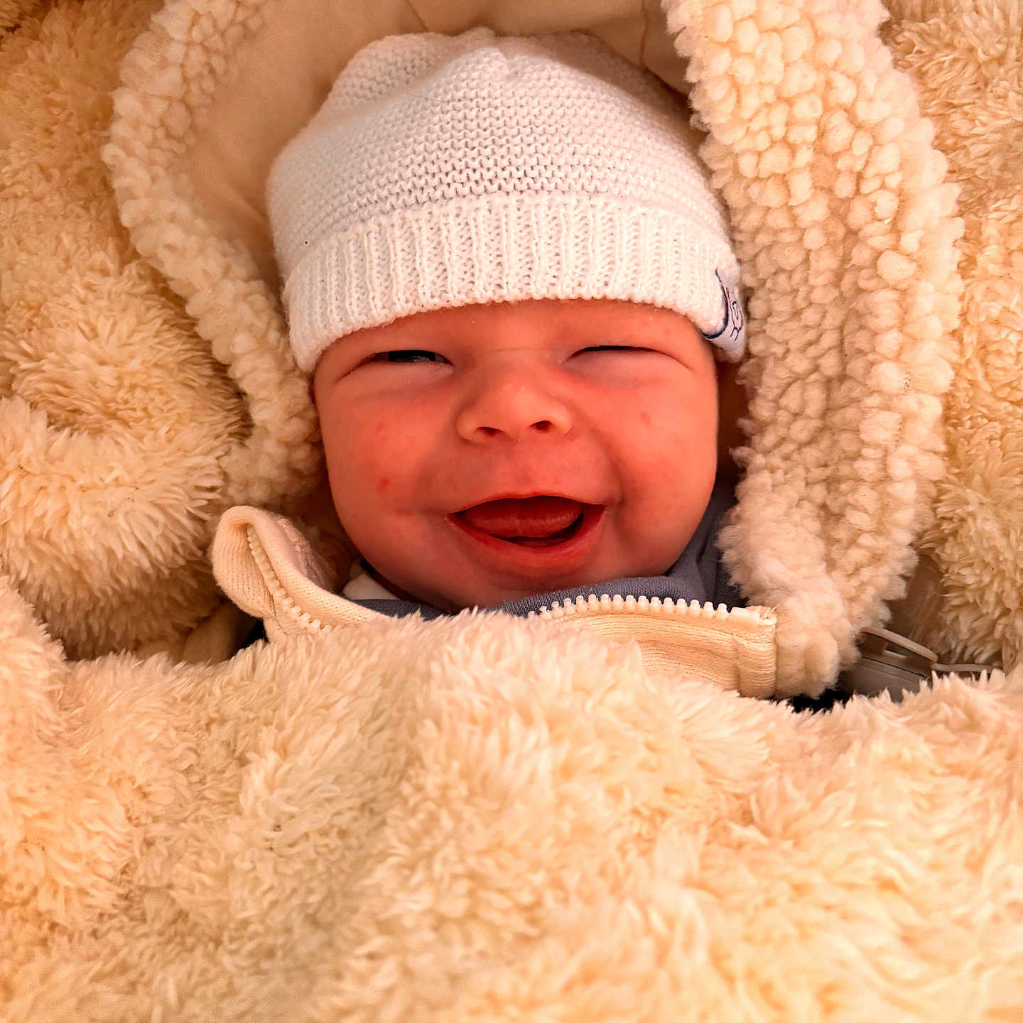 Natheo a rejoint le concours — aidez-le/la à gagner de superbes lots ! baby, beanie, blanket, bonnet, cap, clothing, face, happy, hat, head, hood, hoodie, knitwear, newborn, person, photography, portrait, smile, sweater, sweatshirt
