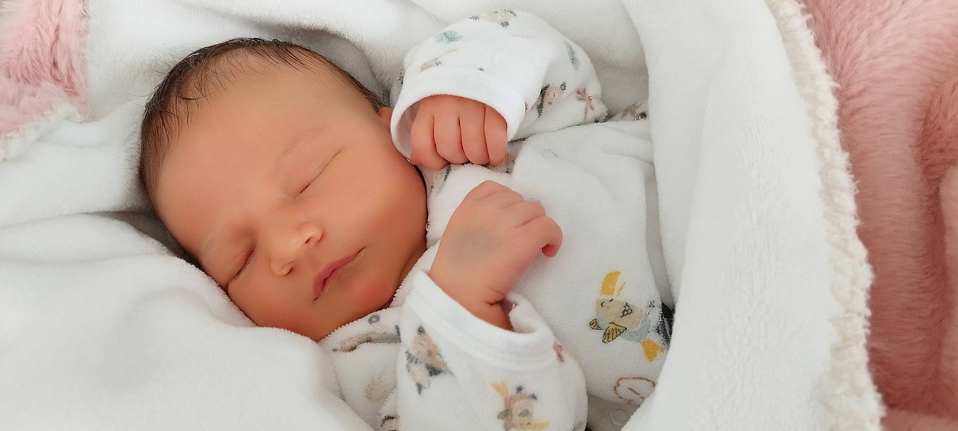 Lyve participe au concours pour gagner de l'argent avec cette photo : baby, bed, blanket, cradle, crib, face, furniture, head, infantbed, newborn, person, photography, portrait, quilt, sleeping