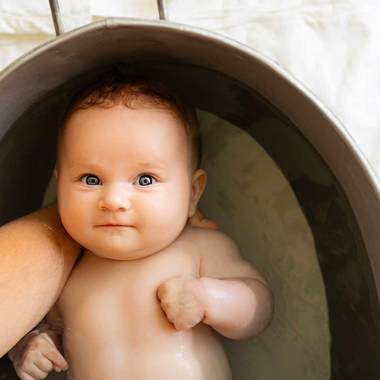Lyve a rejoint le concours — aidez-le/la à gagner de superbes lots ! arm, baby, bath, care, child, cute, eyes, face, hand, human, indoors, infant, metal_tub, parent, peaceful, portrait, relaxation, skin, soaking, water