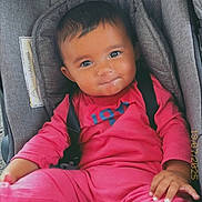 Cataleya participe au concours pour gagner de l'argent avec cette photo : baby, black_hair, car_seat, casual_wear, child, closeup, cute, expression, face, hands, indoors, infant, person, pink_clothing, portrait, safety, seatbelt, sitting, smile, young_child