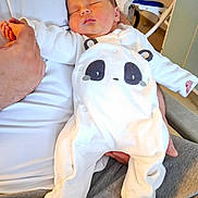 Gabin a rejoint le concours — aidez-le/la à gagner de superbes lots ! baby, newborn, sleeping, panda_onesie, white_clothing, person, adult_hand, indoor, cradling, soft_lighting, hospital_bed, cozy, cute, child, infant, portrait, relaxation, toddler, human, gentle