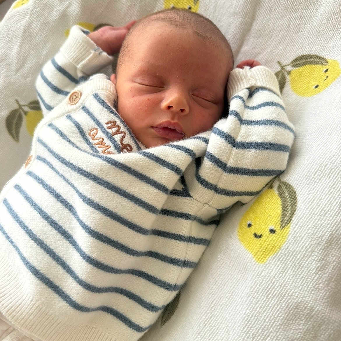 Tony a rejoint le concours — aidez-le/la à gagner de superbes lots ! apparel, baby, blanket, child, closeup, comfort, cozy, cute, indoors, infant, lemon_pattern, newborn, peaceful, person, portrait, resting, sleeping, soft, striped_sweater, young