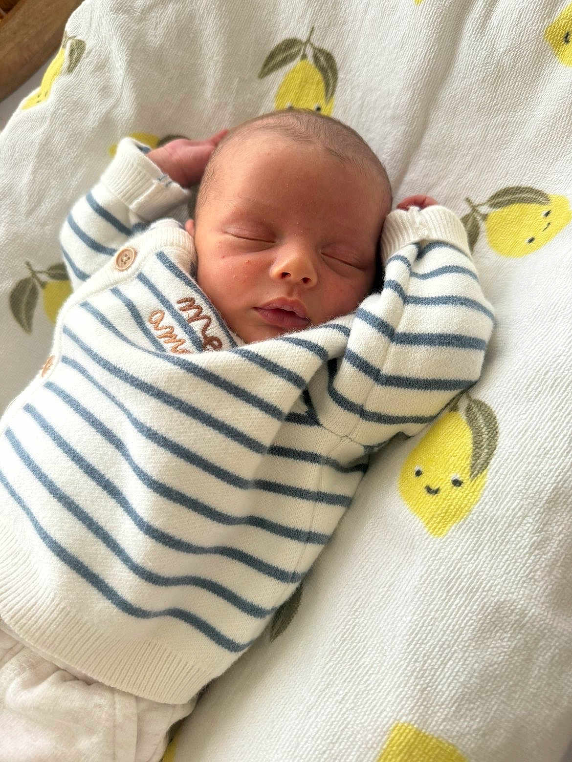Tony a rejoint le concours — aidez-le/la à gagner de superbes lots ! newborn, baby, sleeping, striped_sweater, blanket, lemon_pattern, infant, cute, peaceful, resting, child, soft, cozy, portrait, closeup, young, person, apparel, indoors, comfort
