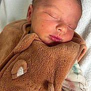 Tony a rejoint le concours — aidez-le/la à gagner de superbes lots ! baby, sleeping, blanket, brown, bear, cozy, infant, face, skin, cute, child, soft, comfort, clothing, toddler, peaceful, portrait, closeup, newborn, resting