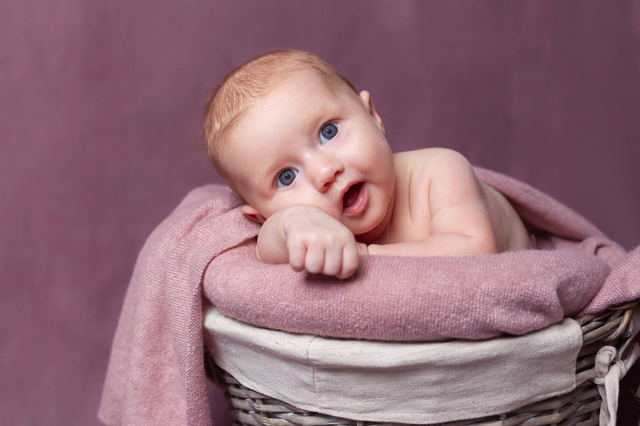 Eva a rejoint le concours — aidez-le/la à gagner de superbes lots ! baby, baby_toddler_clothing, cheek, child, comfort, eye, eyebrow, flash_photography, fun, fur, happy, iris, linens, lip, nose, person, sitting, sleeve, smile, toddler