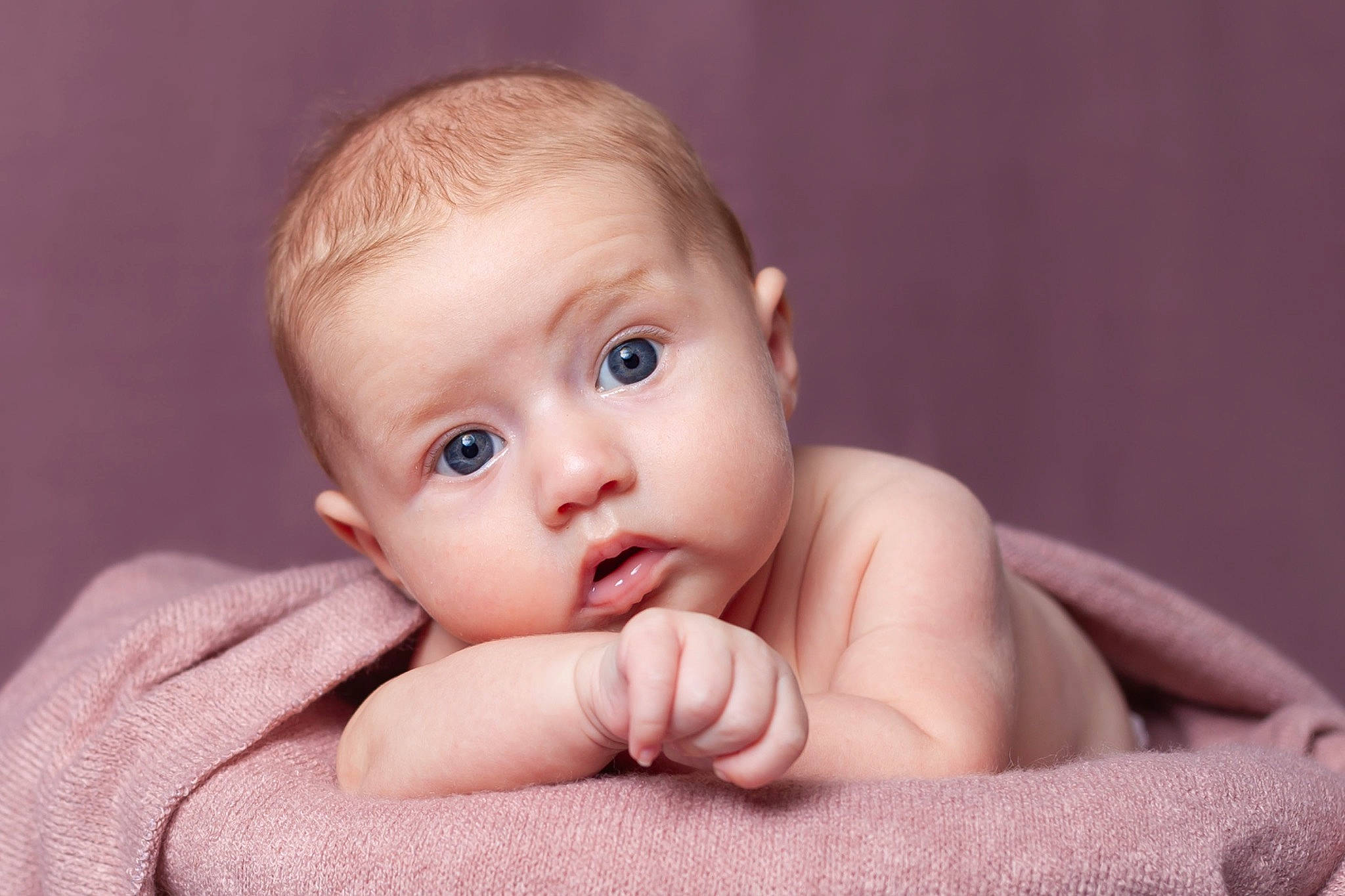 Eva participe au concours pour gagner de l'argent avec cette photo : baby, baby_toddler_clothing, cheek, child, comfort, eyebrow, finger, flash_photography, gesture, hand, happy, human_body, iris, lip, nail, nose, person, skin, surprise, thumb