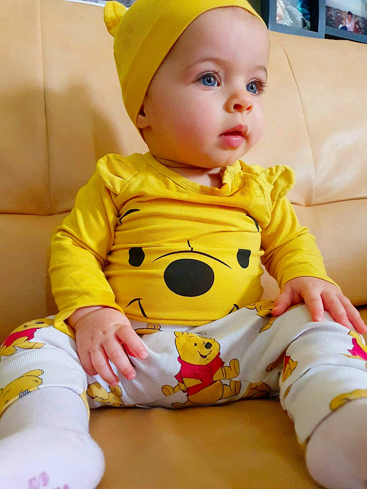 Ayana a rejoint le concours — aidez-le/la à gagner de superbes lots ! baby, baby_toddler_clothing, child, headwear, person, sleeve, smile, stuffed_toy, toddler, toy, yellow