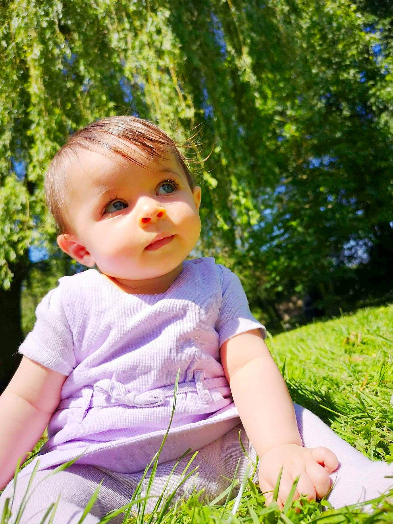 Ayana a rejoint le concours — aidez-le/la à gagner de superbes lots ! baby, botany, cheek, child, grass, grass_family, green, happy, leaf, meadow, people_in_nature, person, plant, sitting, skin, smile, spring, summer, sunlight, toddler