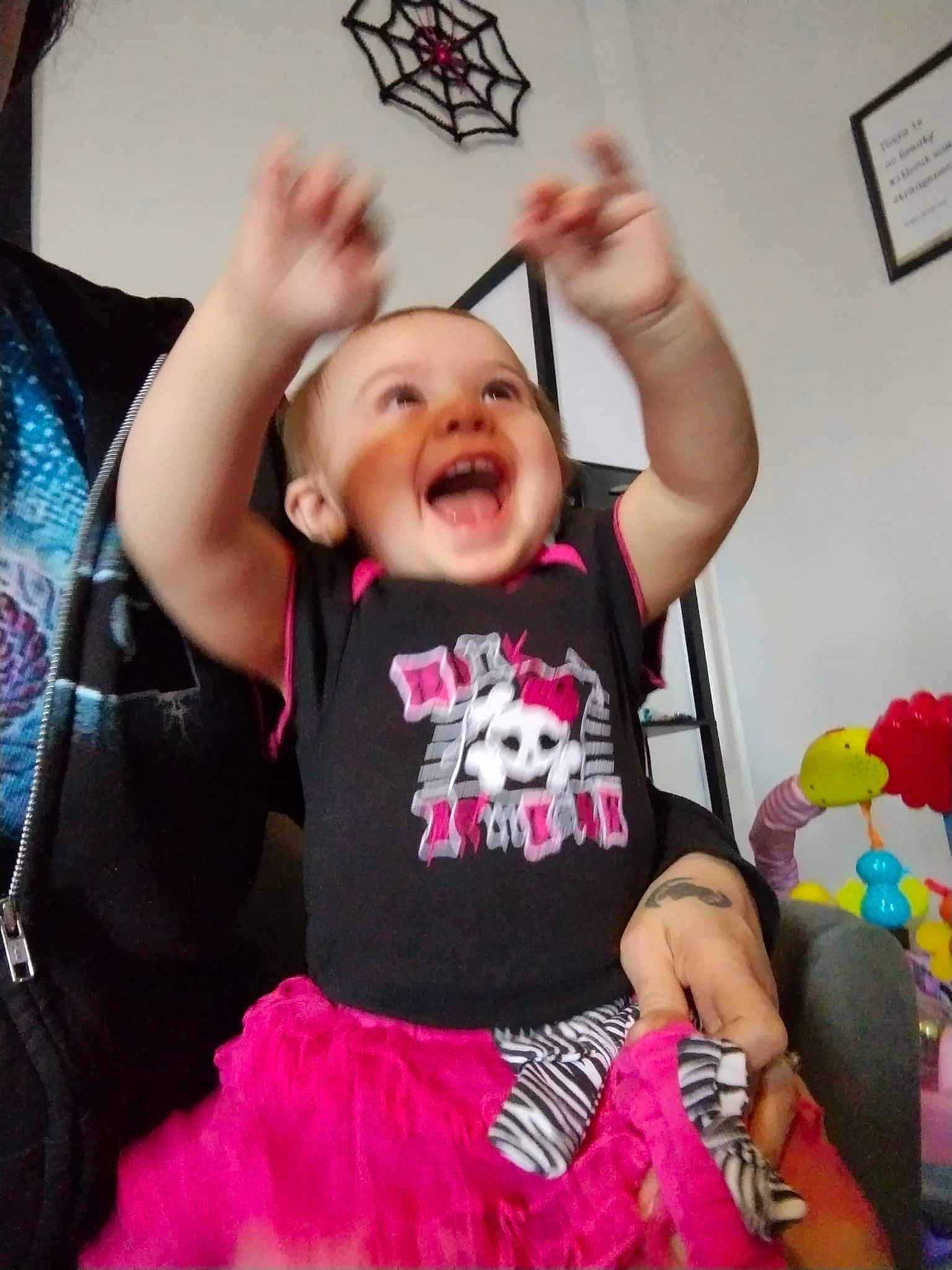 Alessa is registered to the contest to win money with this photo: arm, baby, baby_products, baby_toddler_clothing, child, event, finger, fun, gesture, hand, happy, magenta, person, picture_frame, pink, sleeve, smile, t_shirt, textile, thumb