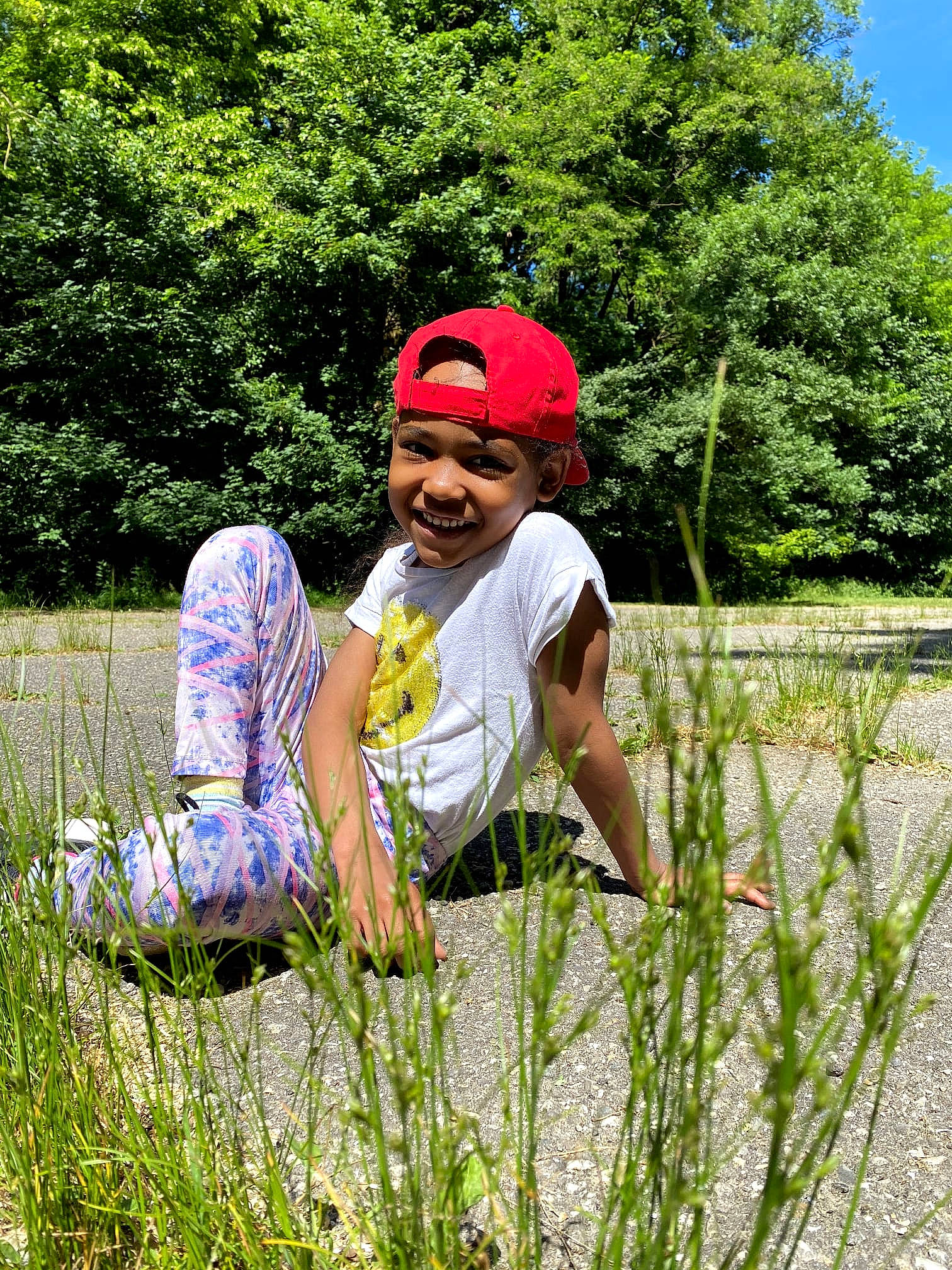 Sylvana participe au concours pour gagner de l'argent avec cette photo : baseball_cap, cap, eyewear, grass, grass_family, grassland, groundcover, happy, hat, headwear, joy, landscape, leisure, meadow, people_in_nature, person, plant, recreation, shrub, smile