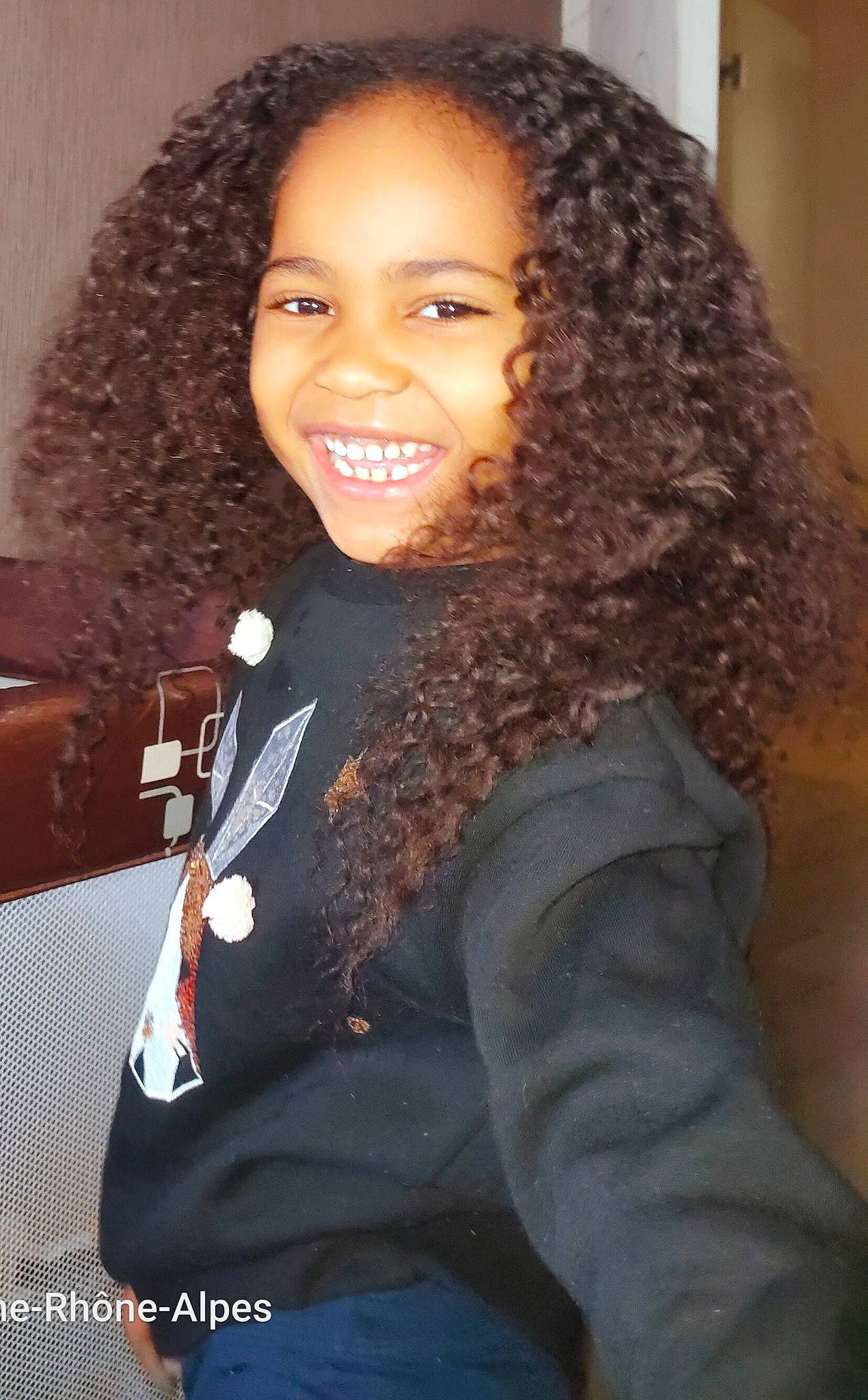 Sylvana a rejoint le concours — aidez-le/la à gagner de superbes lots ! afro, black_hair, brown, cheek, eyebrow, eyelash, fashion, fashion_design, forehead, hair, hairstyle, head, jheri_curl, joy, lace_wig, layered_hair, lip, long_hair, person, ringlet