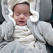 Alejandro a rejoint le concours — aidez-le/la à gagner de superbes lots ! baby, infant, sleeping, smiling, hood, onesie, bear_ears, cozy, soft_fabric, clothing, cute, child, face, peaceful, portrait, warm, bundle, small, newborn, resting