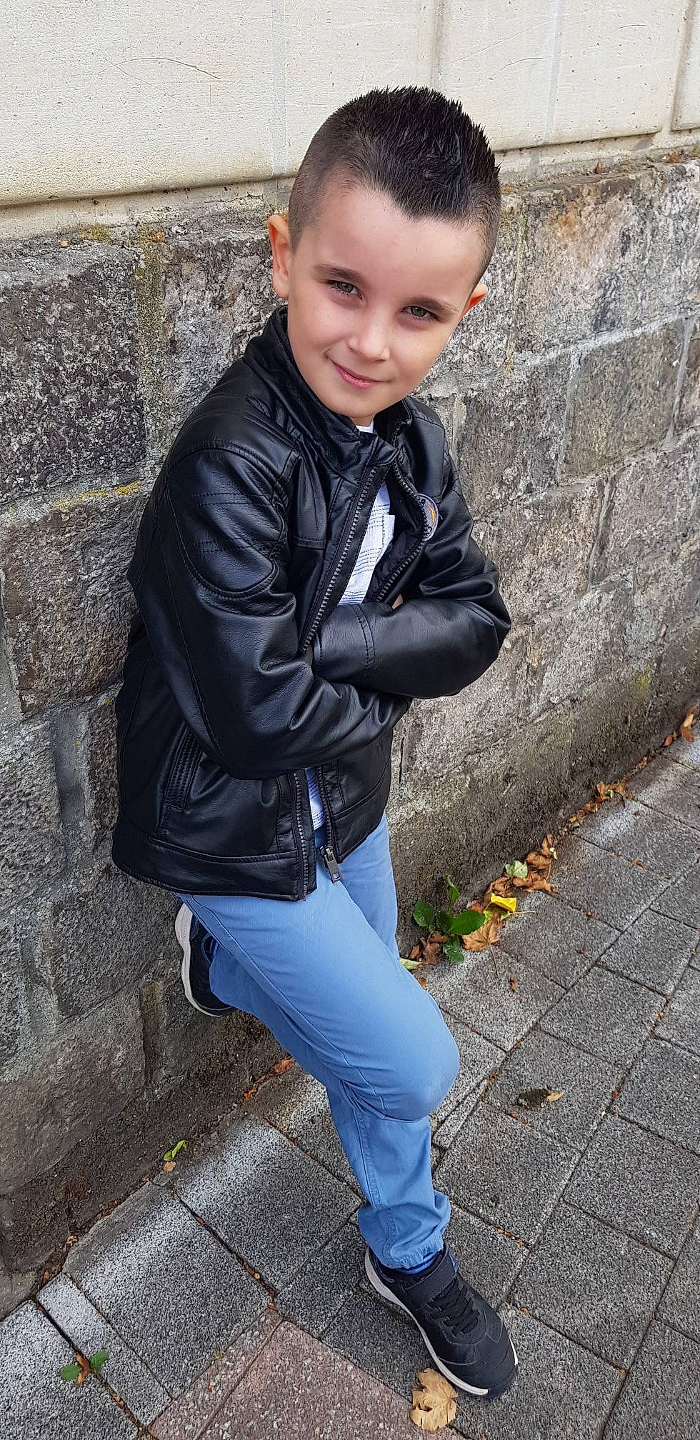 Mathis participe au concours pour gagner de l'argent avec cette photo : child, child_model, cool, jacket, jeans, joy, leather, leather_jacket, outerwear, person, shoe, textile, top