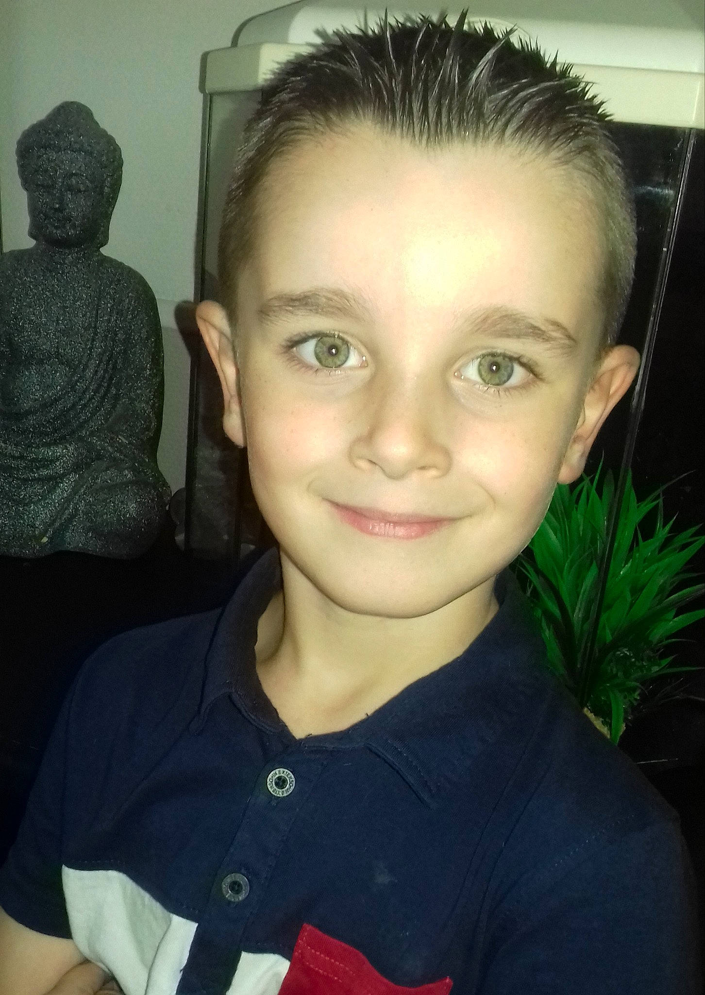 Mathis participe au concours pour gagner de l'argent avec cette photo : black_hair, buzz_cut, cheek, chin, ear, eyebrow, face, forehead, hair, hairstyle, head, jaw, joy, lip, nose, person, selfie, smile