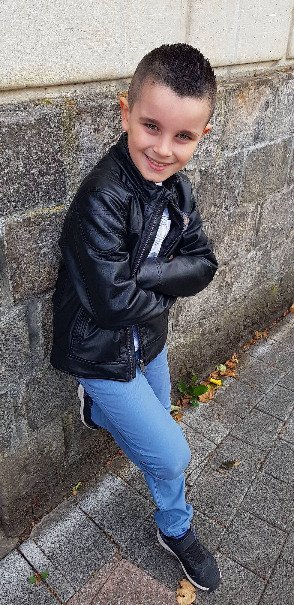Mathis participe au concours pour gagner de l'argent avec cette photo : child_model, denim, electric_blue, jacket, jeans, joy, leather, leather_jacket, outerwear, person, shoe, smile, textile, top, trousers