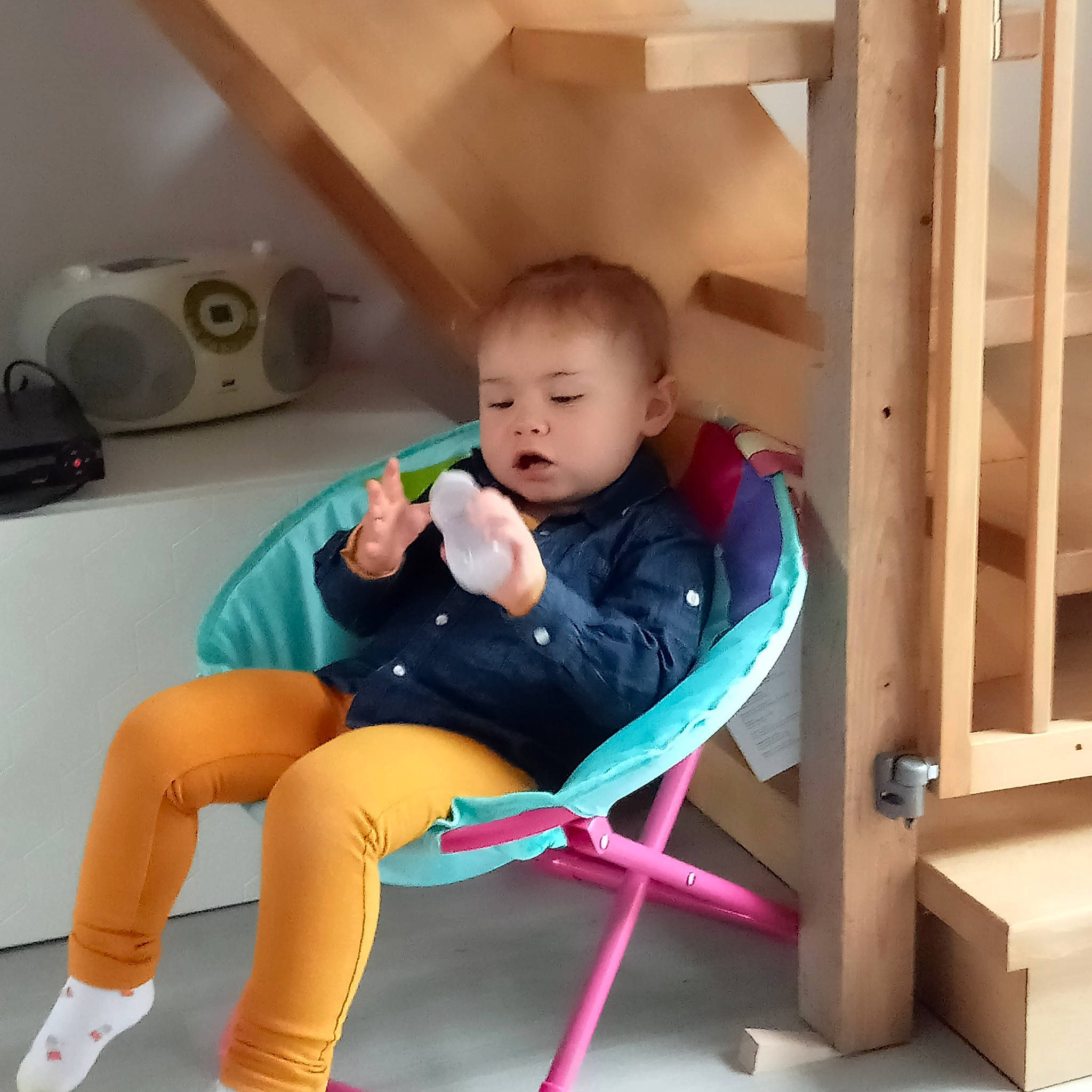 Pauline a rejoint le concours — aidez-le/la à gagner de superbes lots ! baby, baby_safety, baby_toddler_clothing, chair, child, comfort, electric_blue, flooring, fun, human_leg, kitchen_appliance, knee, leisure, person, play, room, sitting, thigh, toaster, toddler