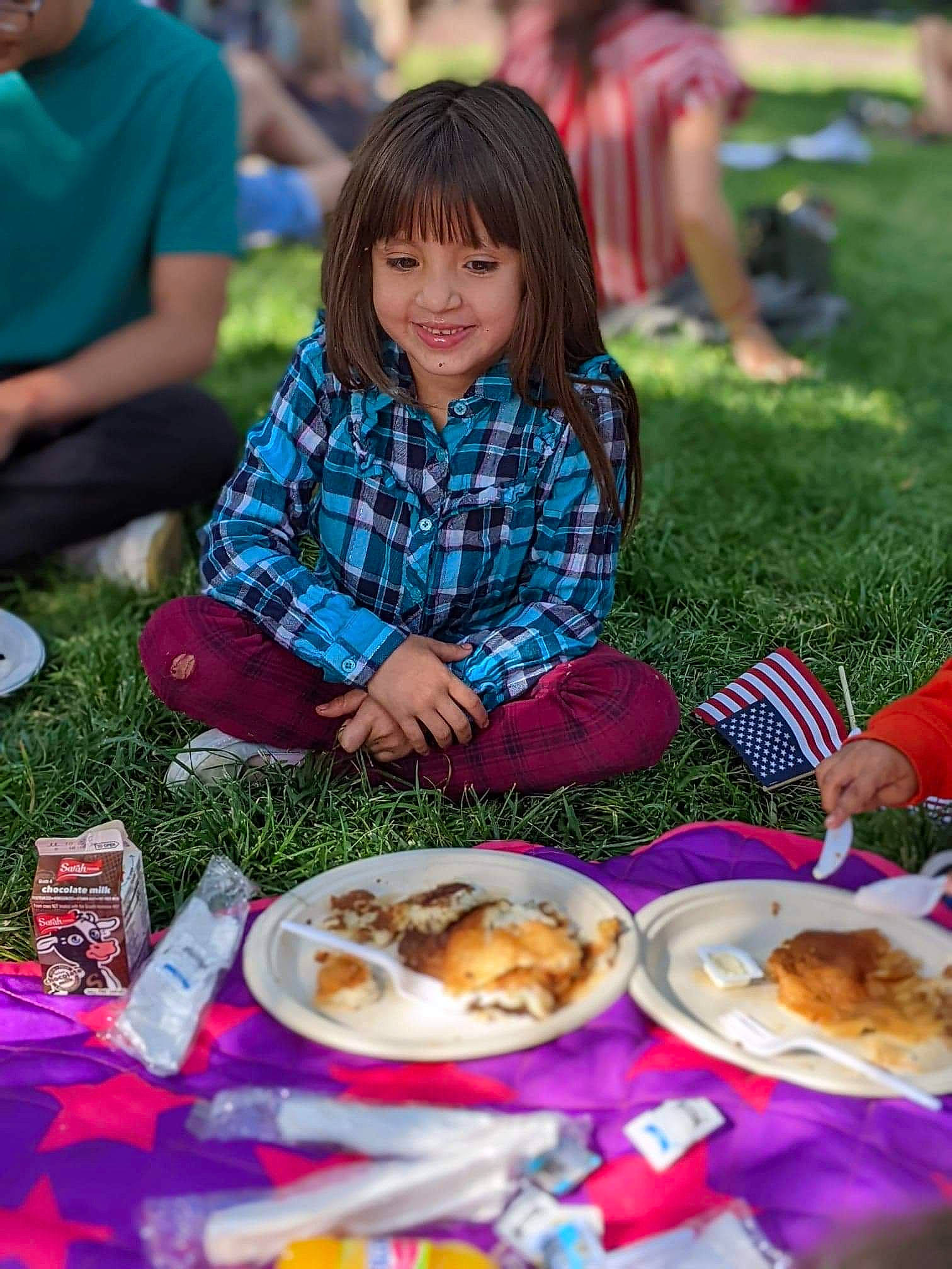 Xitlally is registered to the contest to win money with this photo: bowl, chair, child, comfort_food, cuisine, dish, eating, event, food, fun, grass, happy, joy, leisure, person, picnic, plate, recreation, sharing, smile