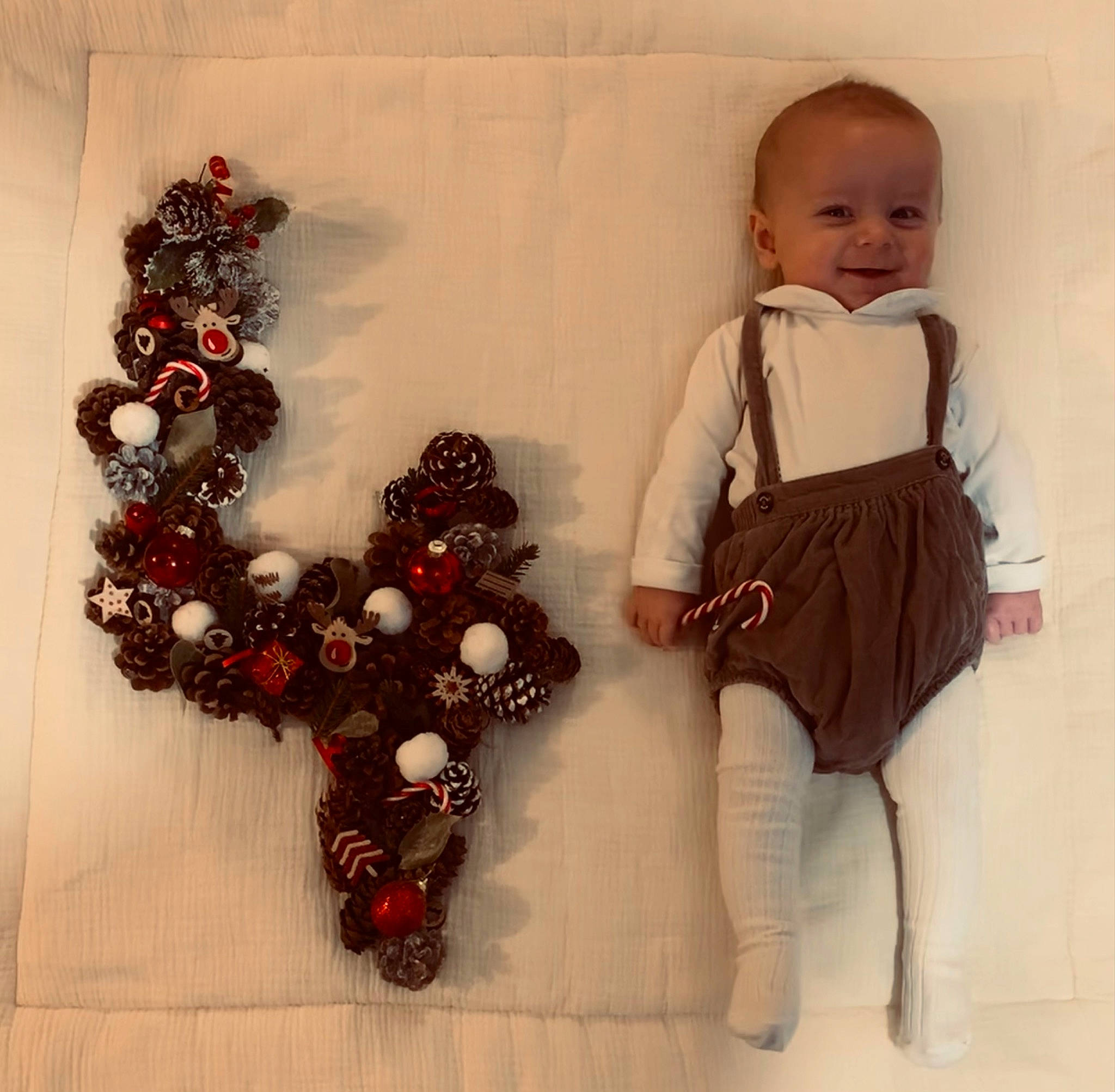 Martin participe au concours pour gagner de l'argent avec cette photo : baby_toddler_clothing, beauty, body_jewelry, carmine, christmas_decoration, christmas_ornament, cross, fashion_accessory, fashion_design, holiday_ornament, jewellery, jewelry_making, joy, knee, ornament, pattern, person, religious_item, sitting, sleeve