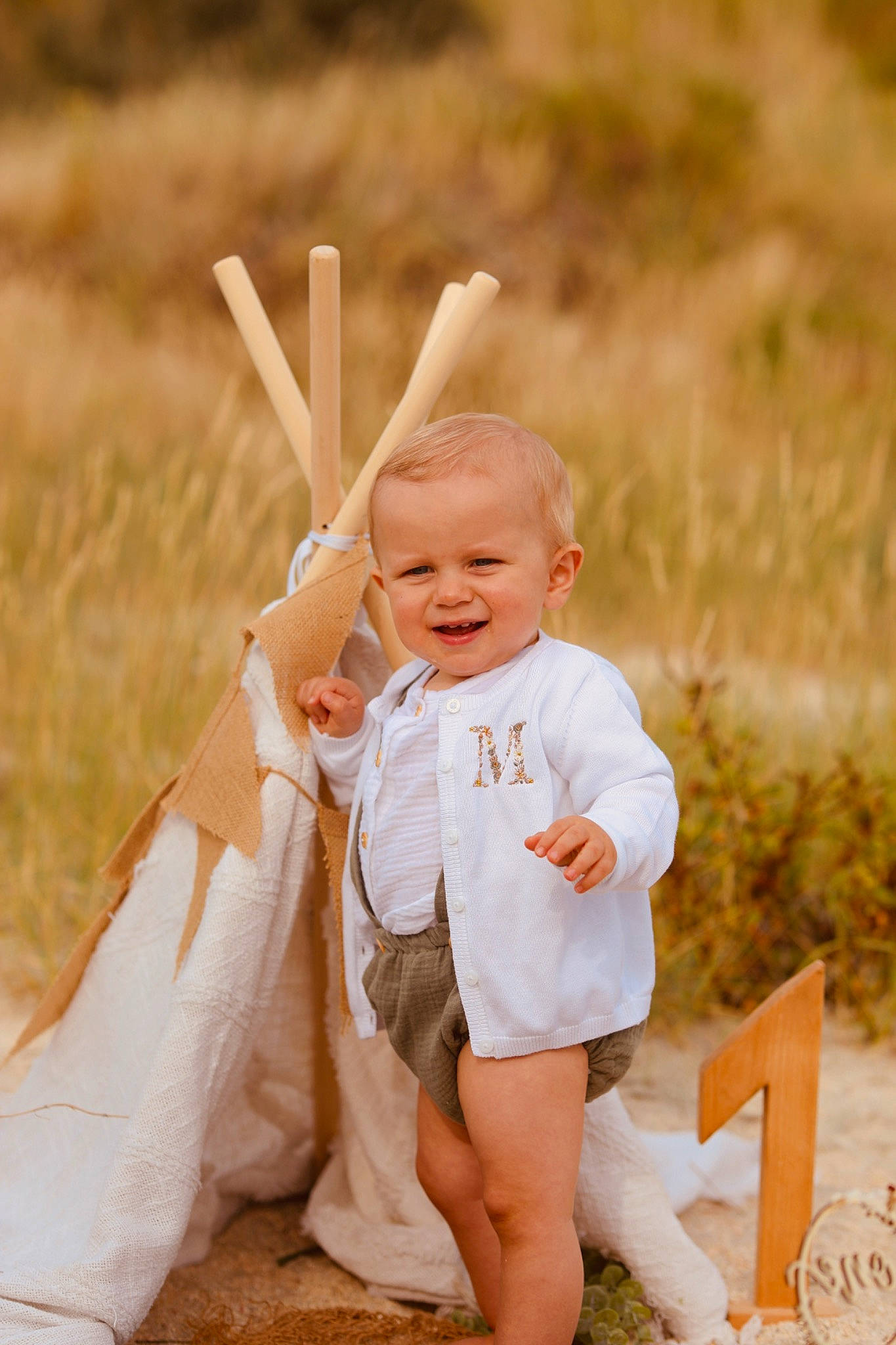 Martin participe au concours pour gagner de l'argent avec cette photo : baby, baby_toddler_clothing, child, dress, event, flash_photography, fun, gesture, grass, grassland, happy, joy, landscape, leisure, people_in_nature, person, portrait_photography, recreation, sitting, smile