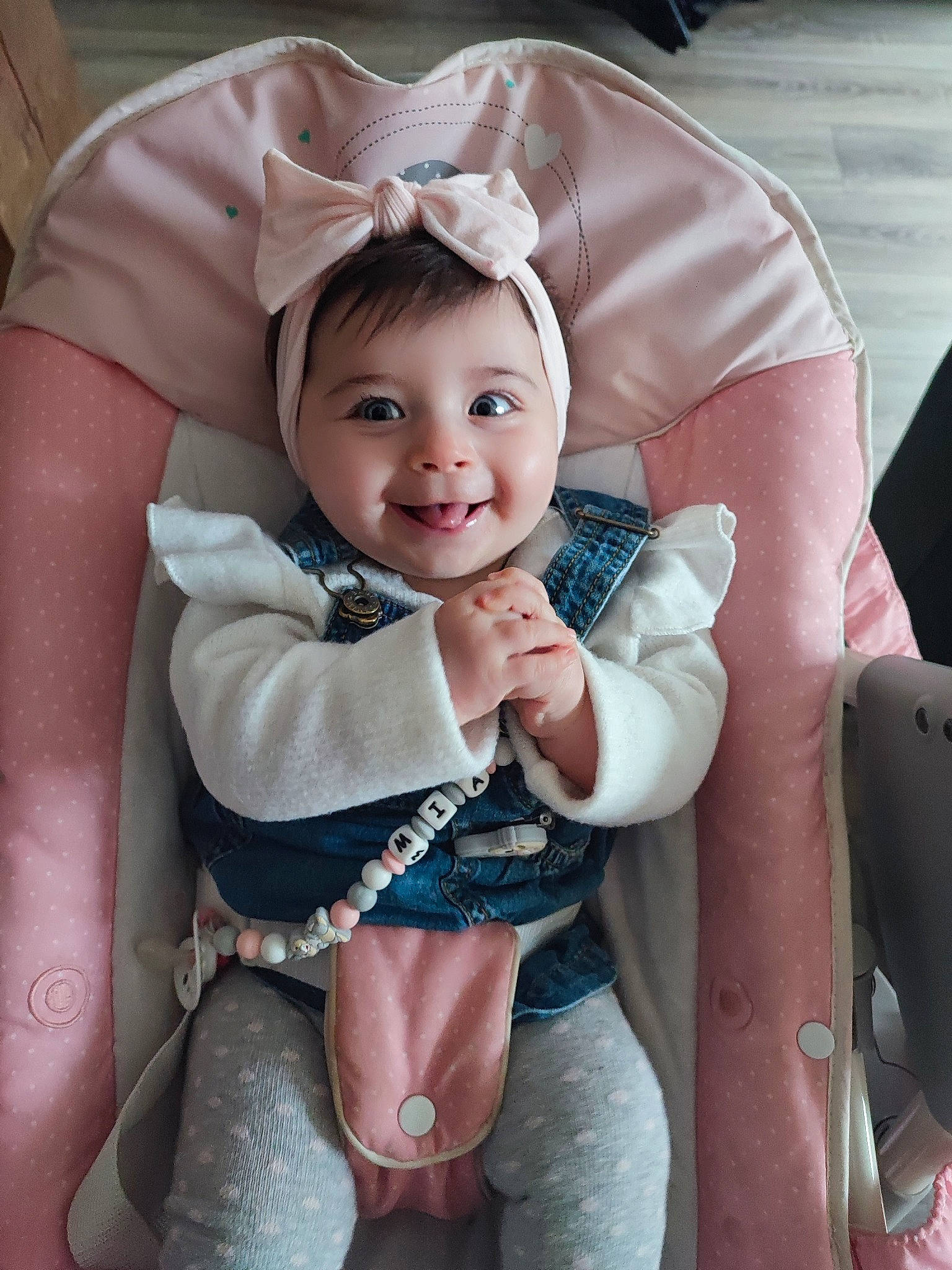 Mia a rejoint le concours — aidez-le/la à gagner de superbes lots ! baby, baby_toddler_clothing, beauty, cheek, child, comfort, dress, eye, happy, head, human, human_body, joy, lip, person, pink, product, skin, sleeve, smile