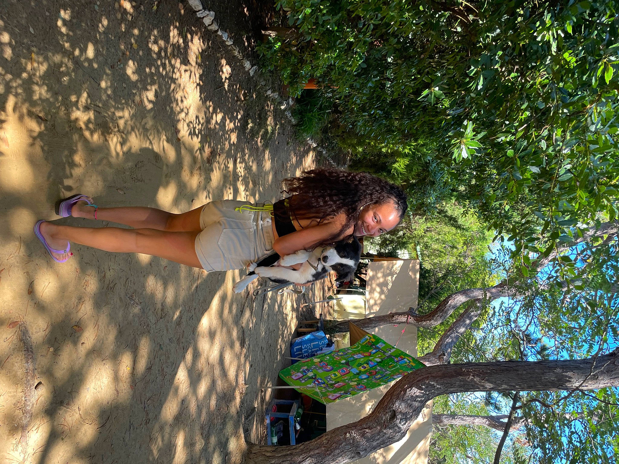 Idefix participe au concours pour gagner de l'argent avec cette photo : branch, fun, grass, happy, human_leg, landscape, leisure, people_in_nature, plant, recreation, shadow, sitting, soil, sunlight, t_shirt, thigh, tints_and_shades, tree, trunk