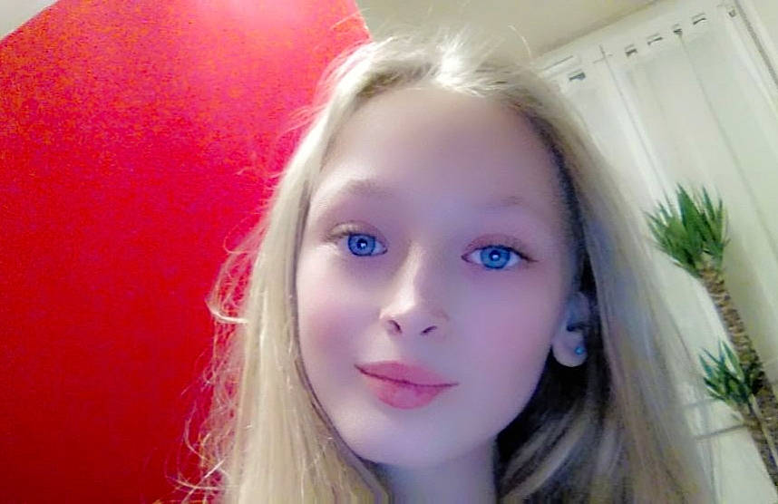 Shanelle participe au concours pour gagner de l'argent avec cette photo : blond, brown_hair, cheek, chin, ear, eyebrow, eyelash, face, flash_photography, happy, human_body, iris, jaw, lip, long_hair, magenta, nose, person, plant, selfie