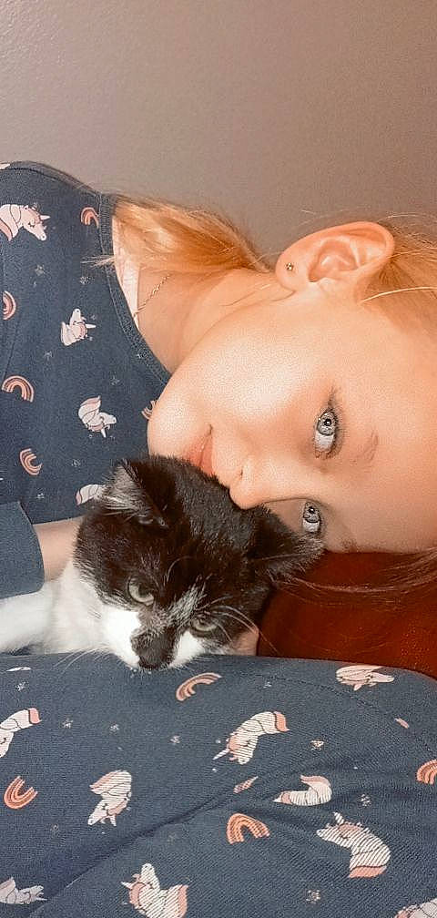 Shanelle a rejoint le concours — aidez-le/la à gagner de superbes lots ! brown_hair, carnivore, cat, chest, comfort, companion_dog, domestic_short_haired_cat, eyelash, fawn, felidae, fur, gesture, happy, lap, long_hair, person, selfie, sitting, small_to_medium_sized_cats, tail