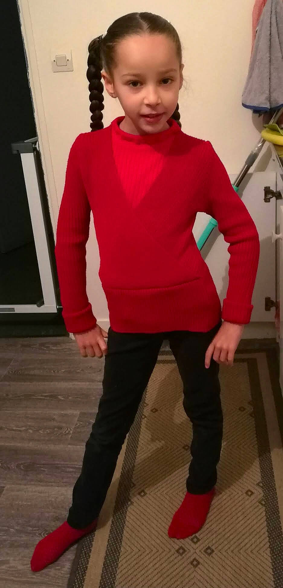 Assya a rejoint le concours — aidez-le/la à gagner de superbes lots ! belt, black, blazer, collar, eyewear, fashion, fashion_design, formal_wear, joint, knee, magenta, neck, person, red, sleeve, sportswear, street_fashion, t_shirt, thigh, waist