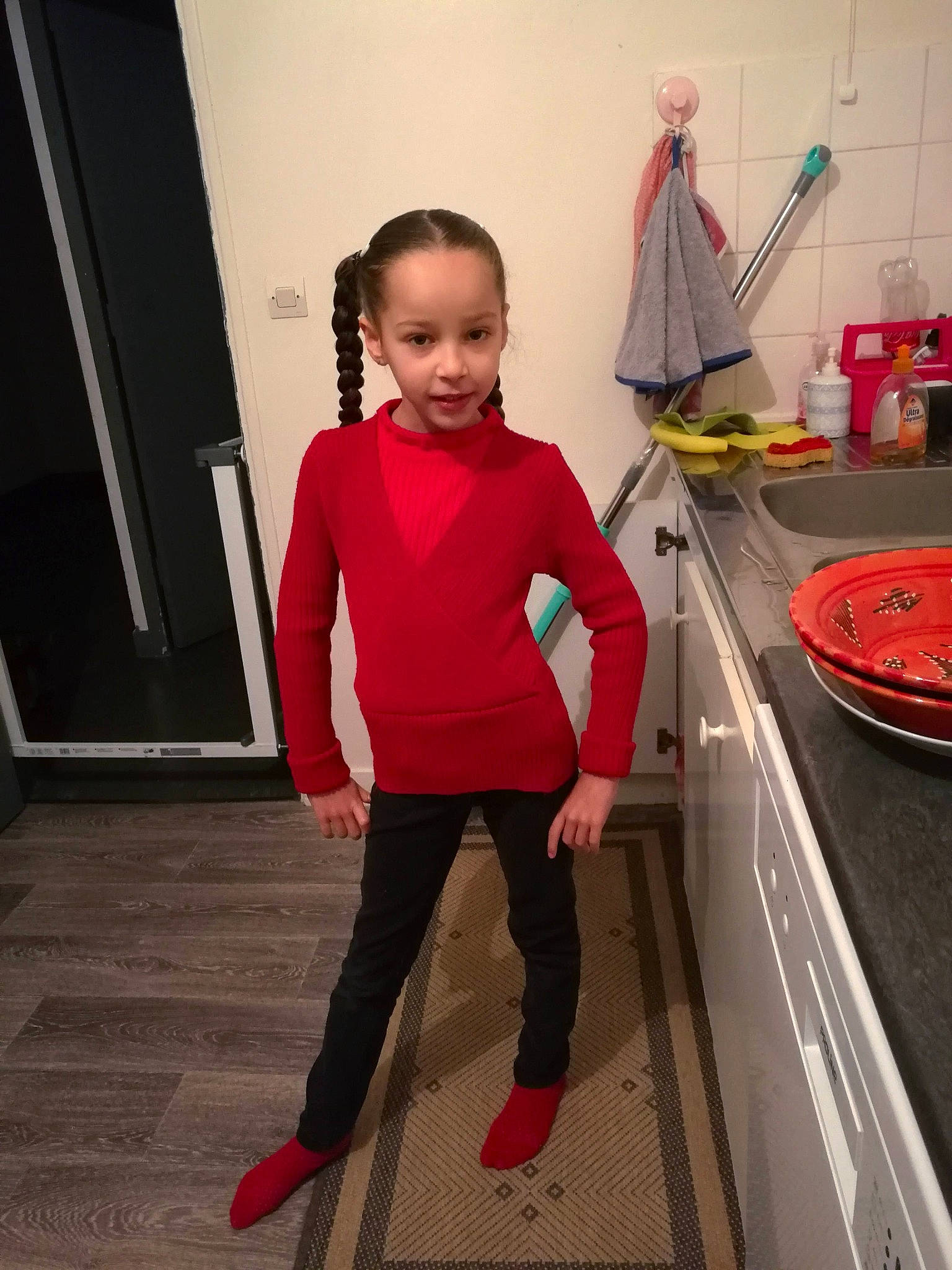 Assya participe au concours pour gagner de l'argent avec cette photo : child, denim, eyewear, fashion_design, flooring, formal_wear, fun, human_leg, joint, knee, leisure, magenta, pattern, person, sleeve, sportswear, standing, street_fashion, t_shirt, thigh