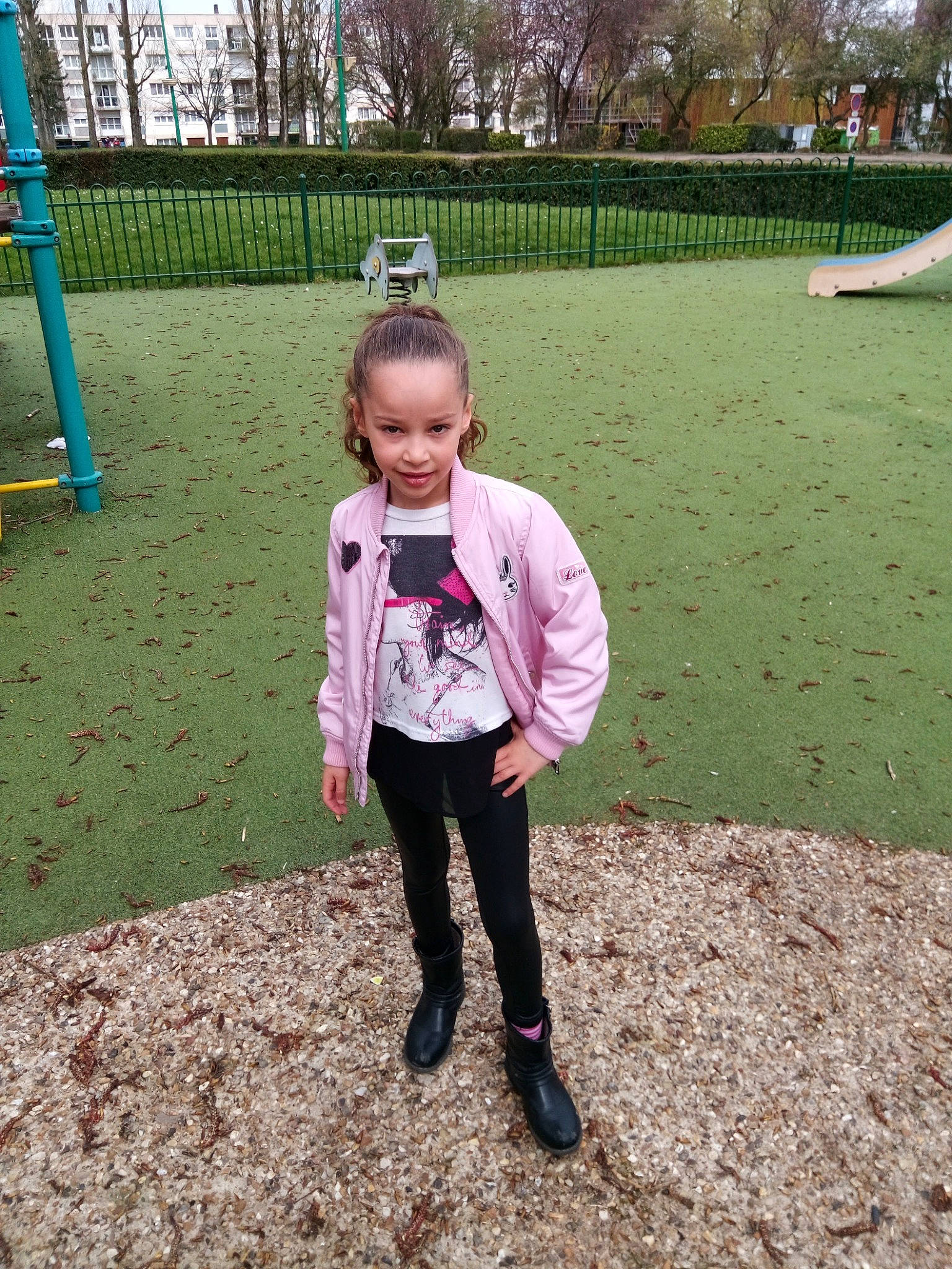 Assya a rejoint le concours — aidez-le/la à gagner de superbes lots ! city, fun, grass, happy, leisure, magenta, outdoor_play_equipment, pattern, people_in_nature, person, plant, play, playground, recreation, sleeve, soil, street_fashion, t_shirt, toddler, tree