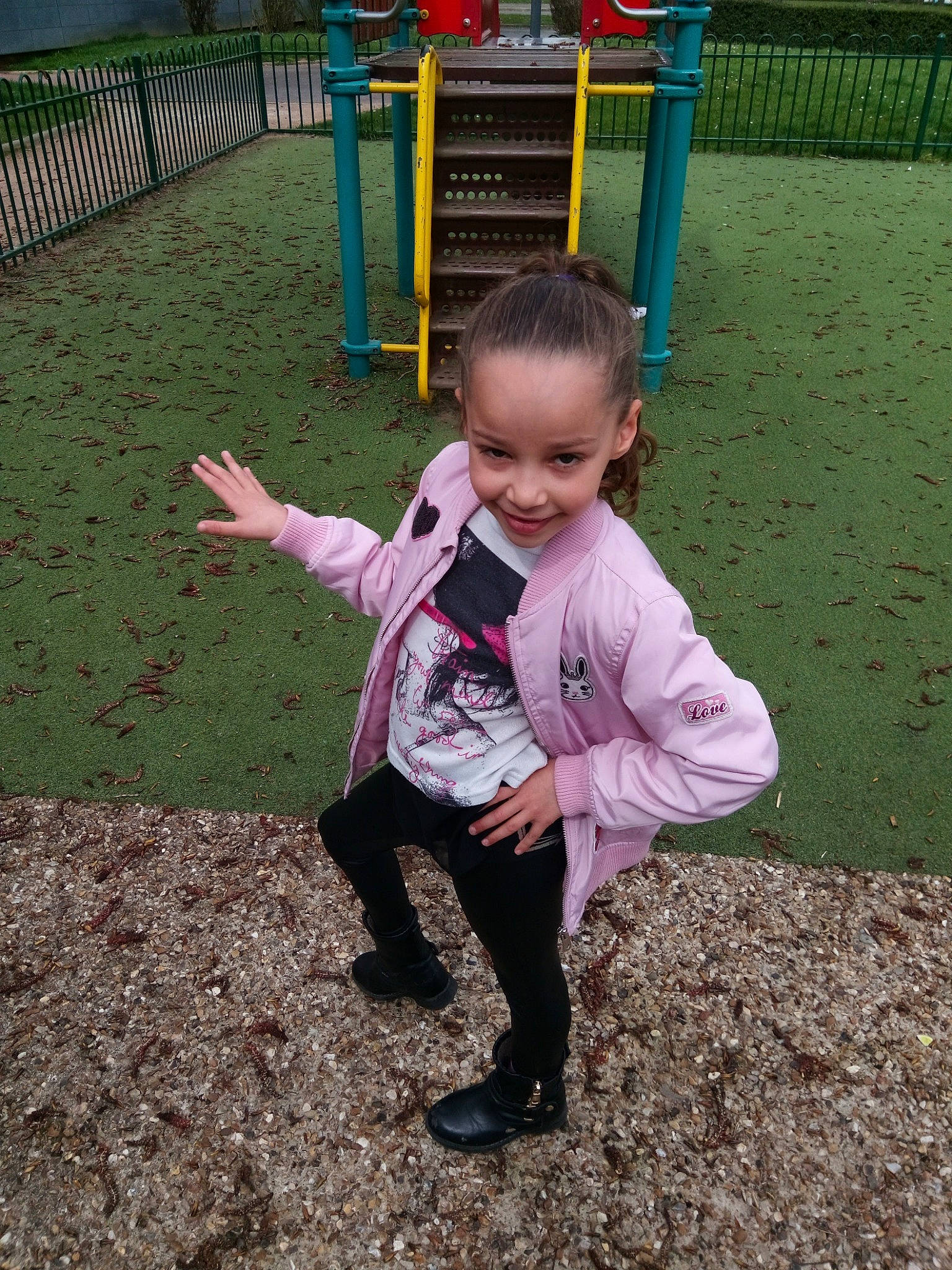 Assya participe au concours pour gagner de l'argent avec cette photo : asphalt, baby, baby_toddler_clothing, child, city, fun, garden, grass, joy, leisure, outdoor_play_equipment, people_in_nature, person, play, playground, public_space, recreation, sitting, sleeve, smile