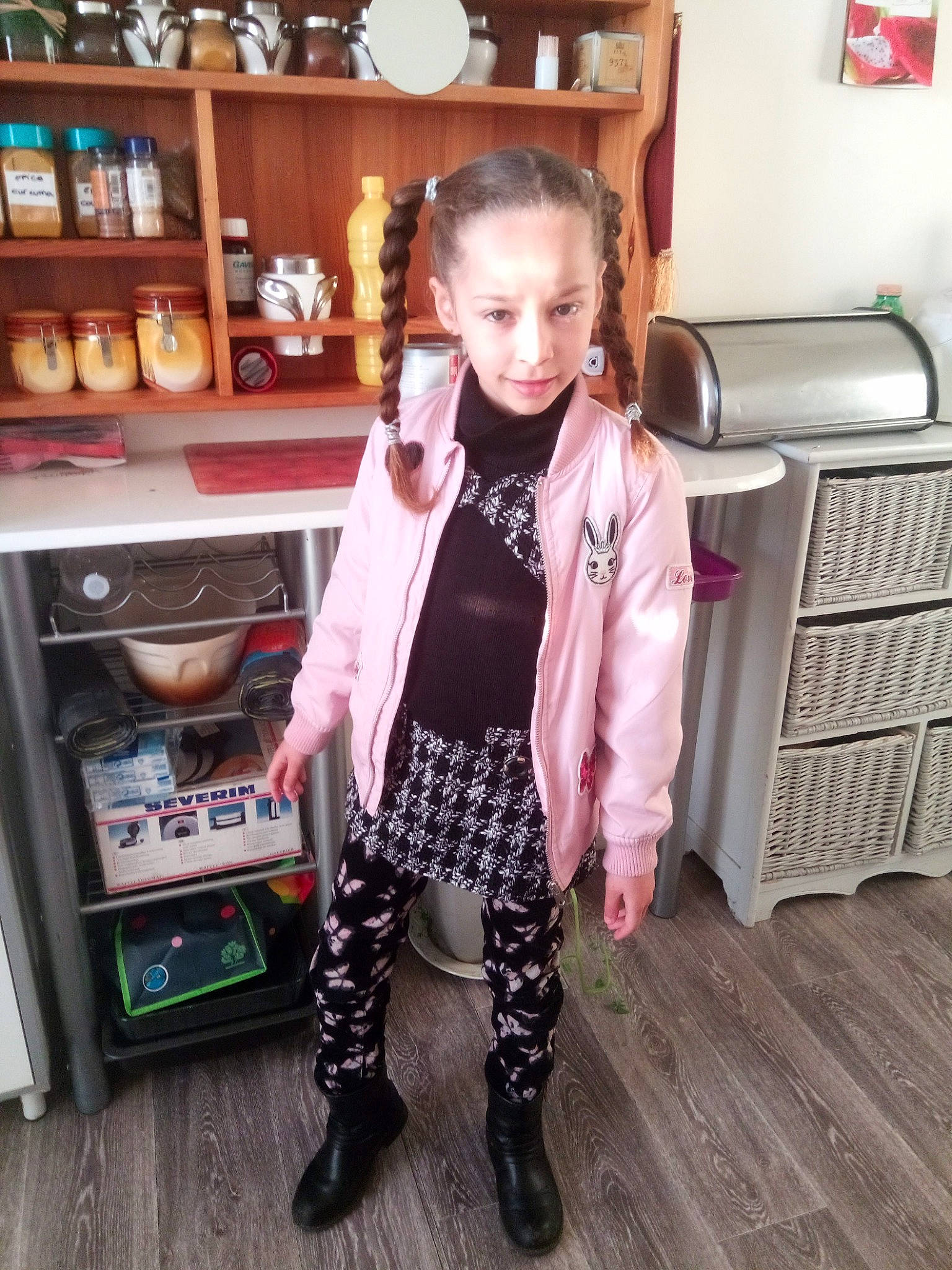 Assya a rejoint le concours — aidez-le/la à gagner de superbes lots ! child, eyewear, face, fashion_accessory, fashion_design, flooring, fur, hairstyle, home_appliance, leggings, pattern, person, room, shelf, shelving, sleeve, standing, street_fashion, sunglasses, t_shirt