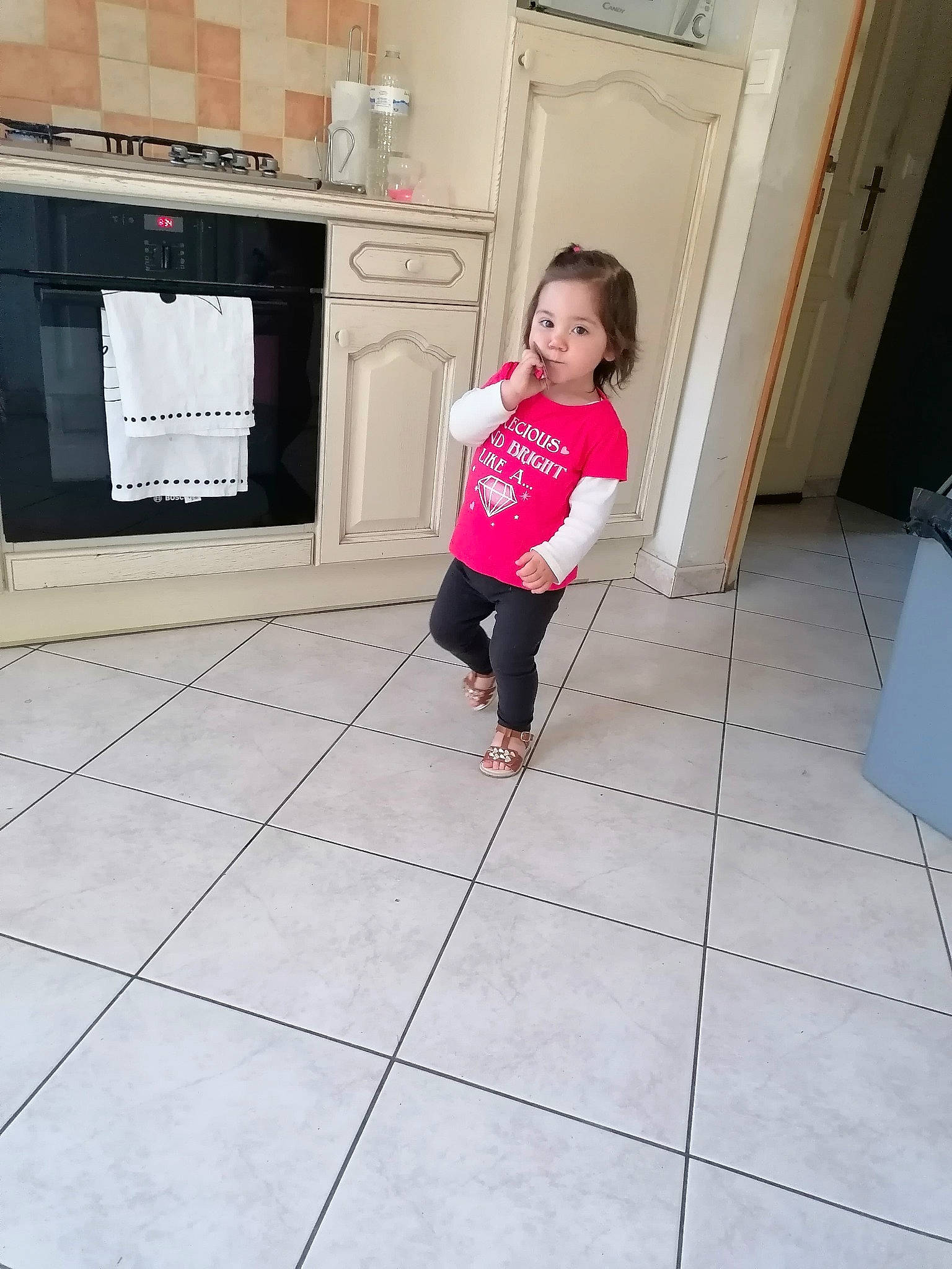 Miya a rejoint le concours — aidez-le/la à gagner de superbes lots ! child, composite_material, door, floor, flooring, foot, hardwood, human_leg, joint, knee, leisure, magenta, pattern, person, road_surface, sleeve, thigh, tile, toddler, waist