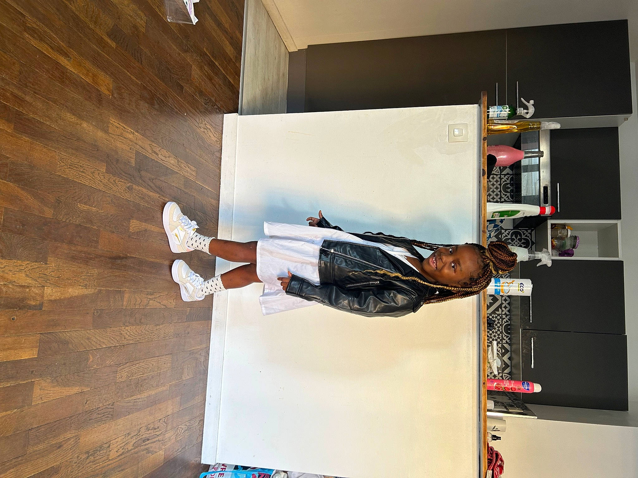 Kimorah a rejoint le concours — aidez-le/la à gagner de superbes lots ! art, building, cabinetry, ceiling, chair, display_device, flooring, hardwood, house, joy, machine, person, plaster, plywood, room, shelf, shelving, visual_arts, wood, wood_stain