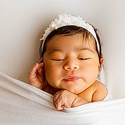 Kelya a rejoint le concours — aidez-le/la à gagner de superbes lots ! adorable, baby, blanket, child, cute, expression, face, hands, headband, indoors, infant, newborn, peaceful, portrait, resting, skin, sleepy, soft, wrapped, young