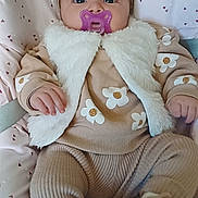 Kelya a rejoint le concours — aidez-le/la à gagner de superbes lots ! baby, pacifier, headband, bow, vest, sweater, pants, cozy, infant, child, cute, patterned, fabric, seat, comfort, hands, face, portrait, indoors, soft