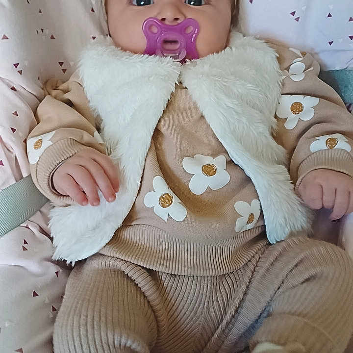 Kelya a rejoint le concours — aidez-le/la à gagner de superbes lots ! baby, pacifier, headband, bow, vest, sweater, pants, cozy, infant, child, cute, patterned, fabric, seat, comfort, hands, face, portrait, indoors, soft