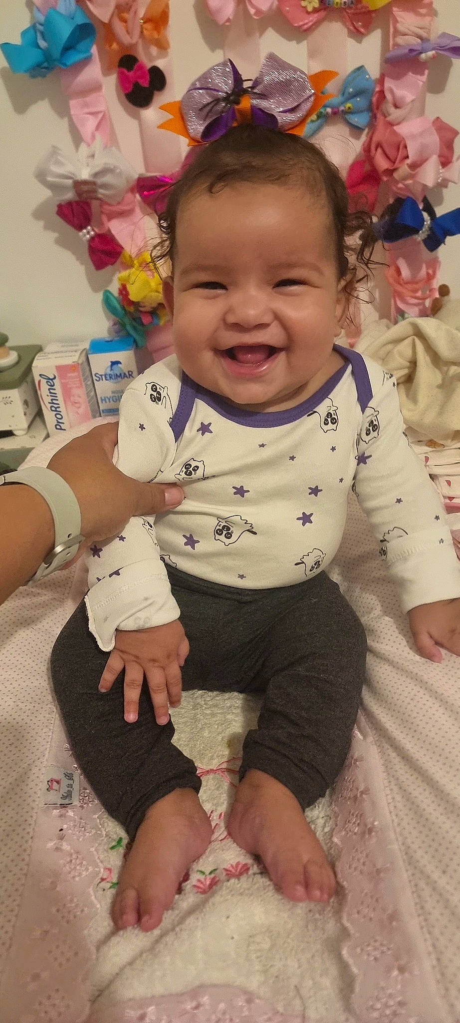 Elisa participe au concours pour gagner de l'argent avec cette photo : arm, baby, baby_toddler_clothing, cheek, chin, eye, face, facial_expression, finger, hairstyle, happy, head, joy, mouth, organ, people, person, pink, skin, sleeve