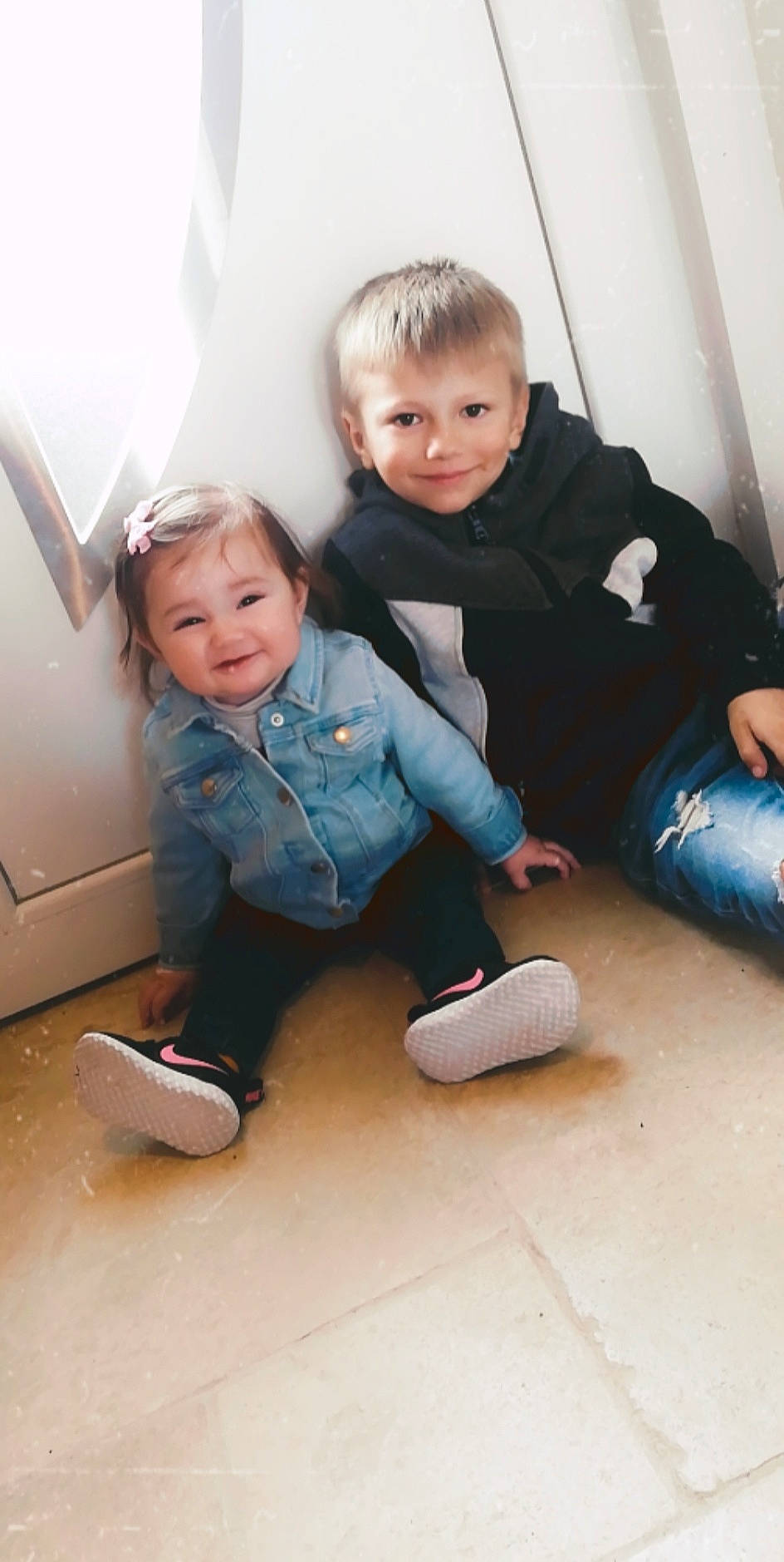 Wylan a rejoint le concours — aidez-le/la à gagner de superbes lots ! baby_toddler_clothing, child, comfort, eye, face, finger, flash_photography, floor, flooring, happy, head, joy, leg, person, shoe, skin, sleeve, smile, sneakers, sock