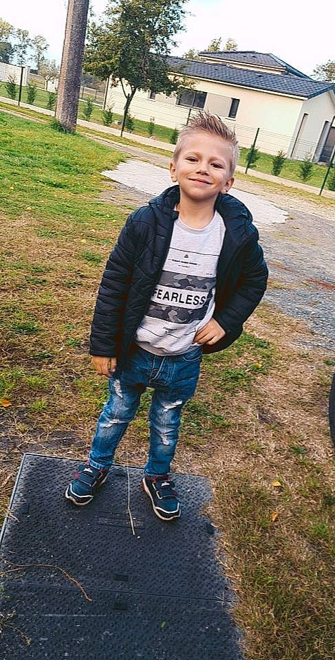 Wylan a rejoint le concours — aidez-le/la à gagner de superbes lots ! asphalt, boot, child, denim, electric_blue, grass, hair, joy, leg, leisure, pattern, person, plant, recreation, smile, sneakers, soil, street_fashion, t_shirt, tree