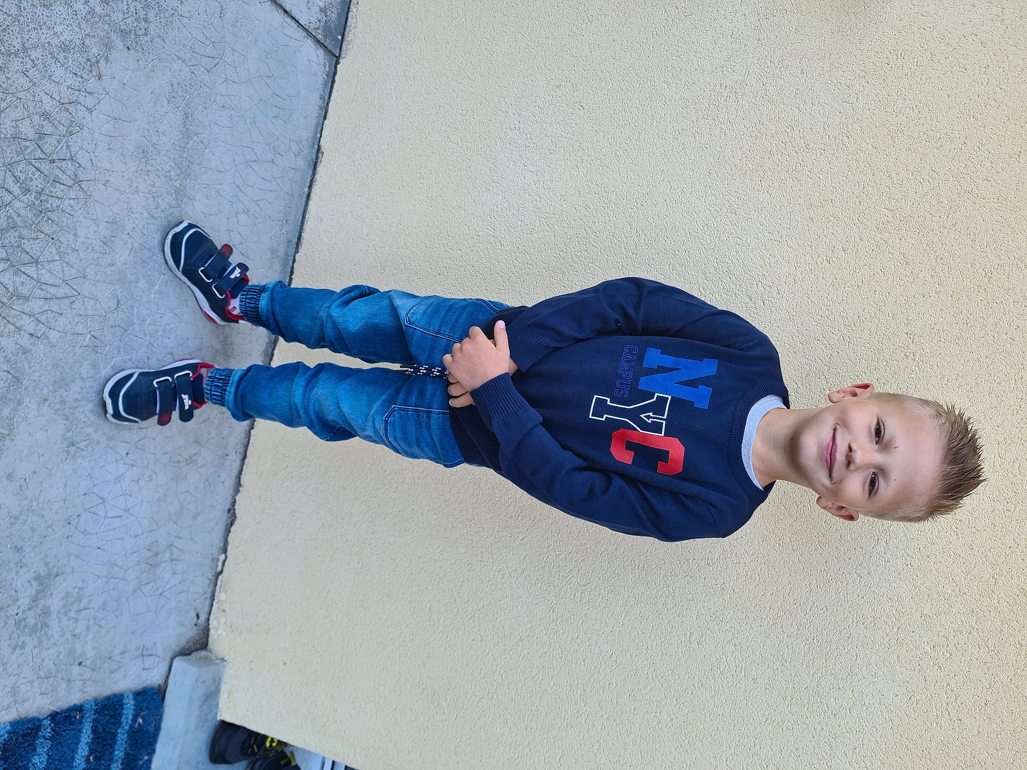 Wylan a rejoint le concours — aidez-le/la à gagner de superbes lots ! azure, blue, carmine, composite_material, concrete, denim, elbow, electric_blue, fun, human_leg, jeans, joy, knee, outdoor_shoe, person, recreation, sleeve, sportswear, street_fashion, t_shirt